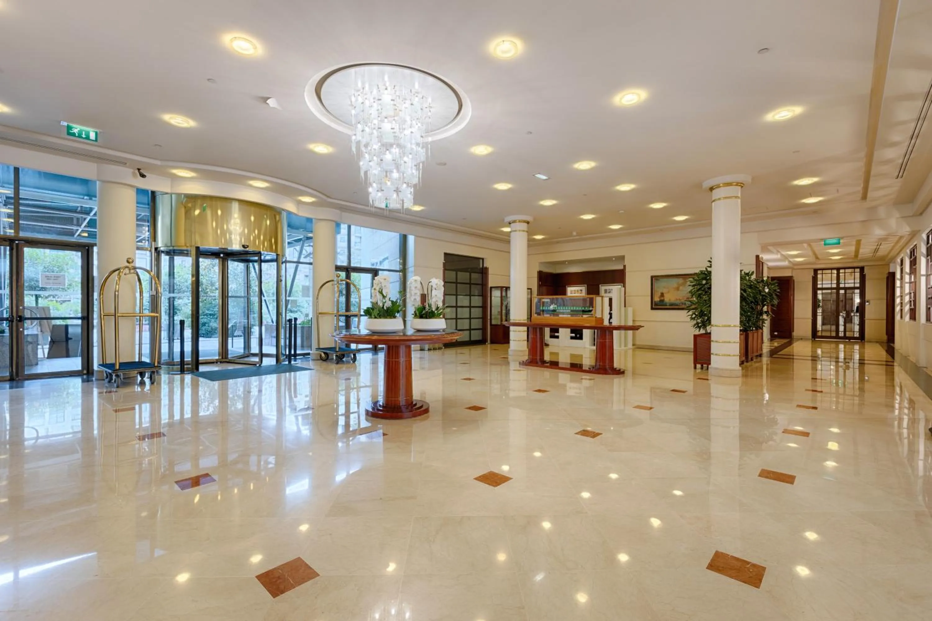 Lobby or reception in Occidental Paris Levallois