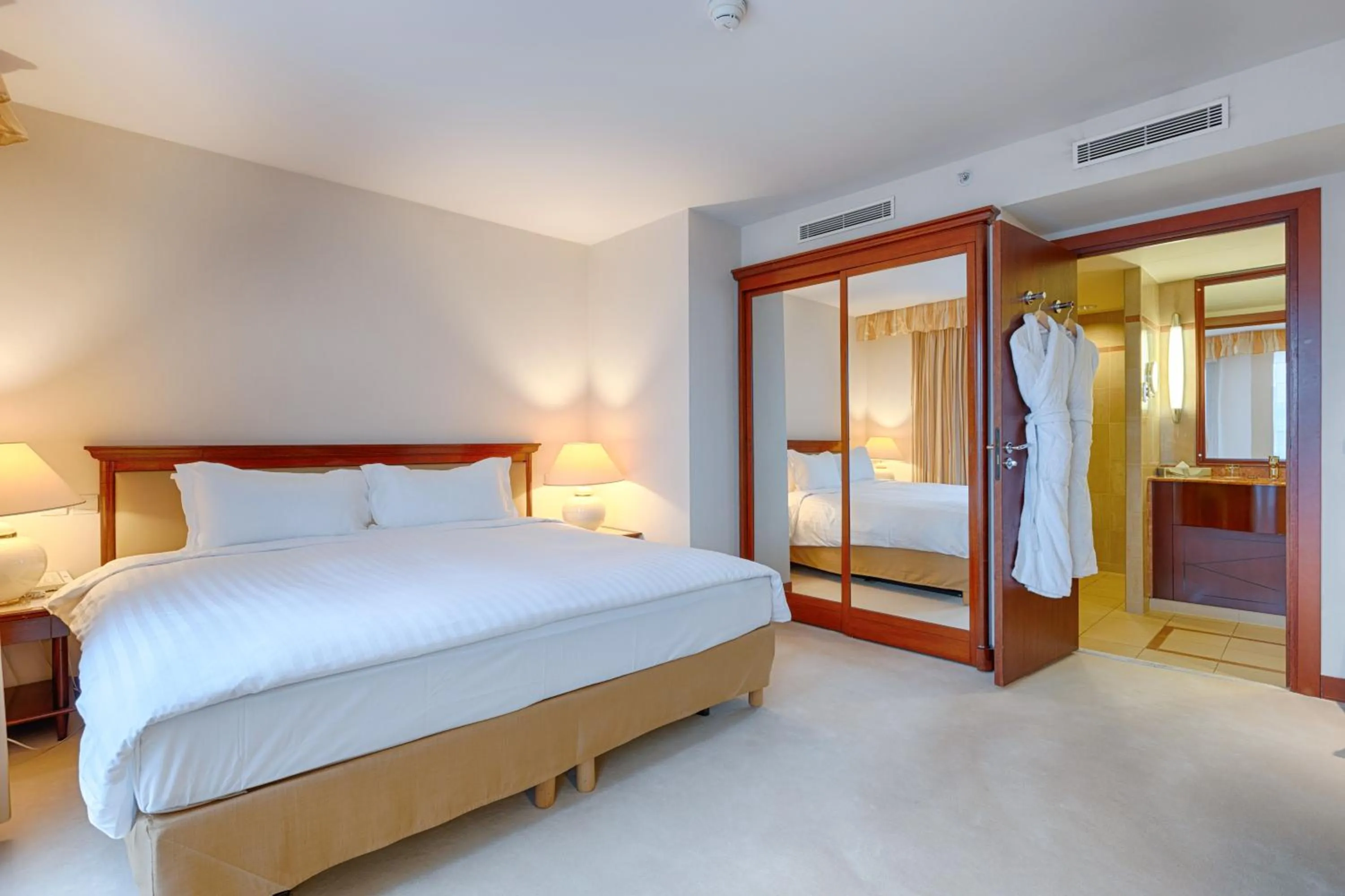 Photo of the whole room, Bed in Occidental Paris Levallois