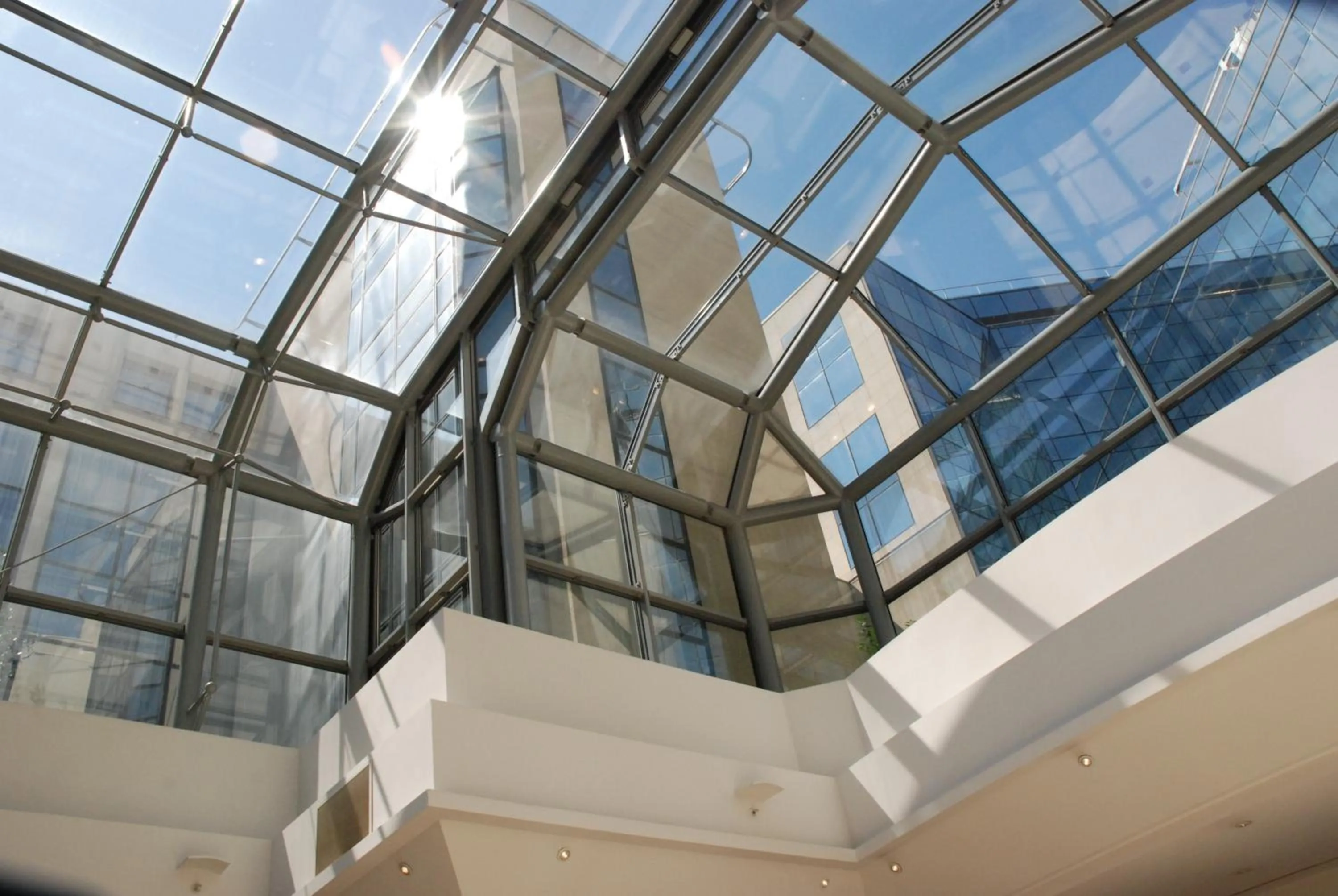 Facade/entrance in Evergreen Laurel Hotel