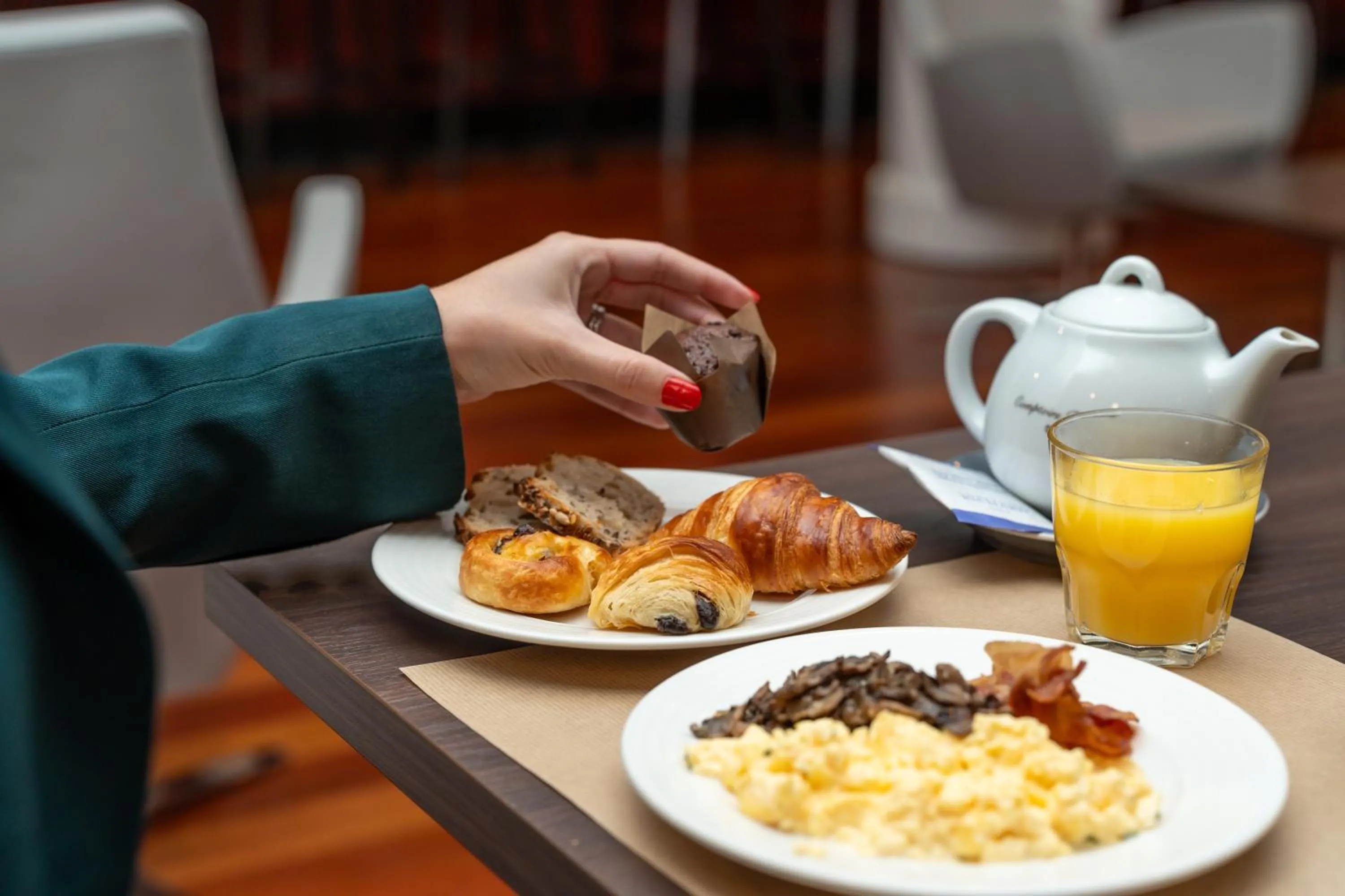 Breakfast in Evergreen Laurel Hotel