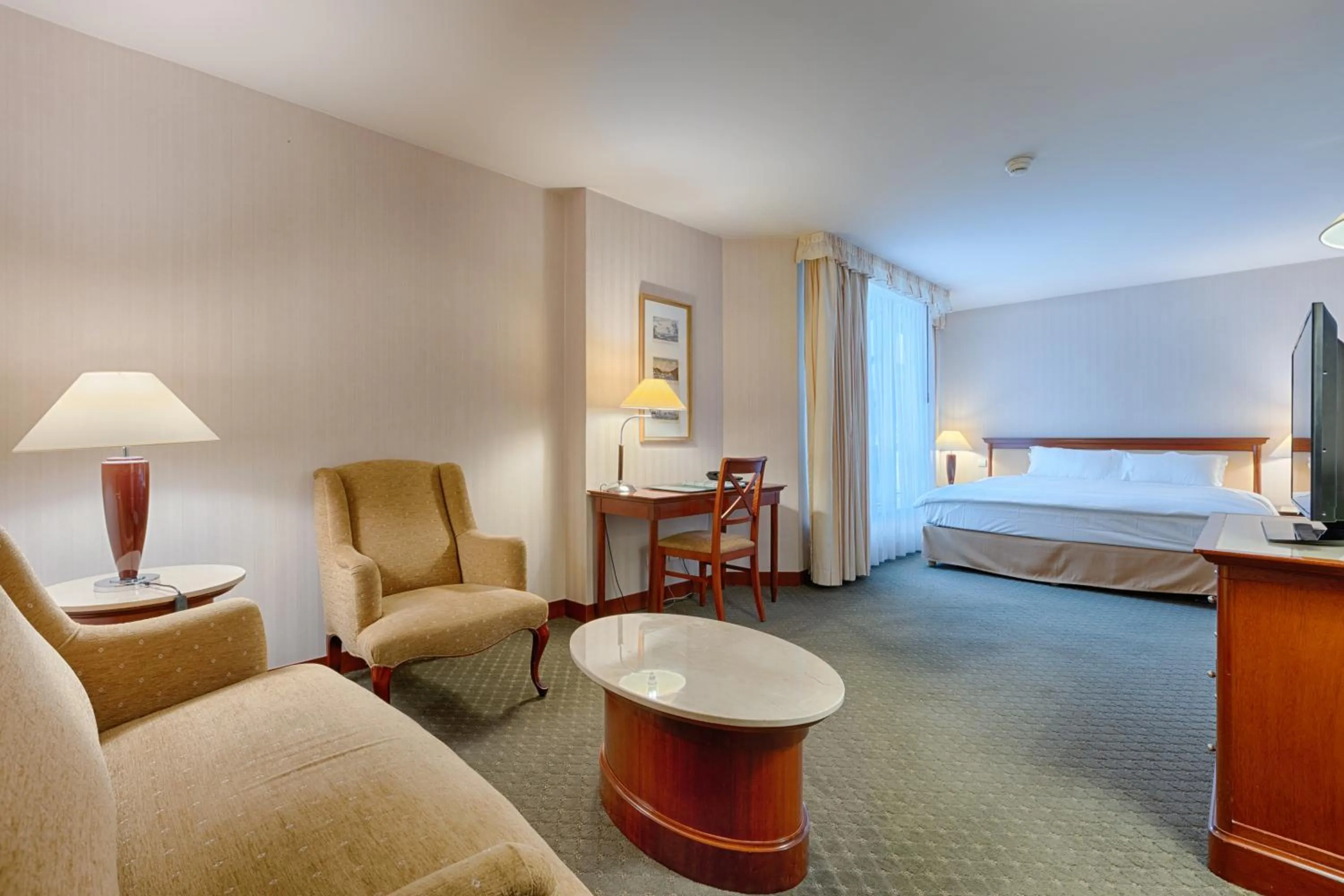 Photo of the whole room, Bed in Occidental Paris Levallois