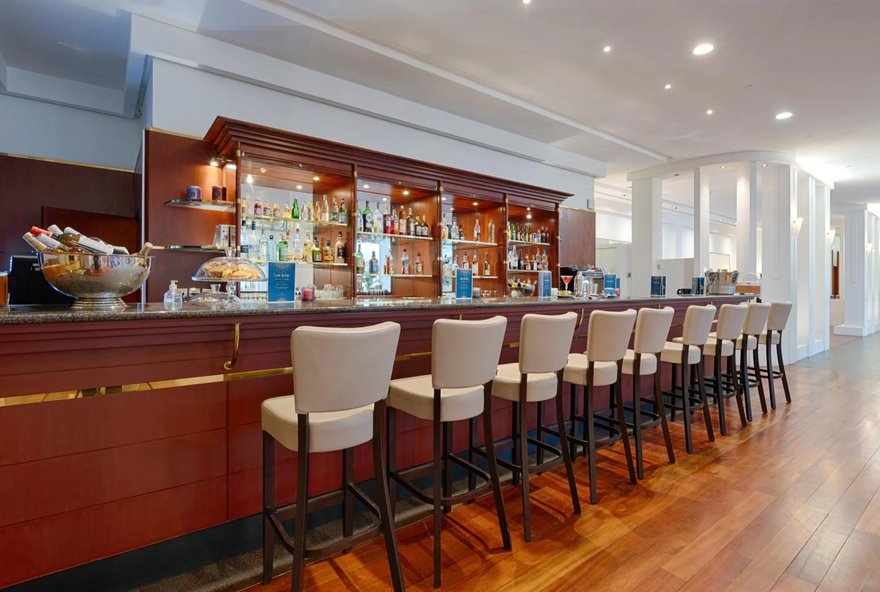 Lounge or bar in Evergreen Laurel Hotel