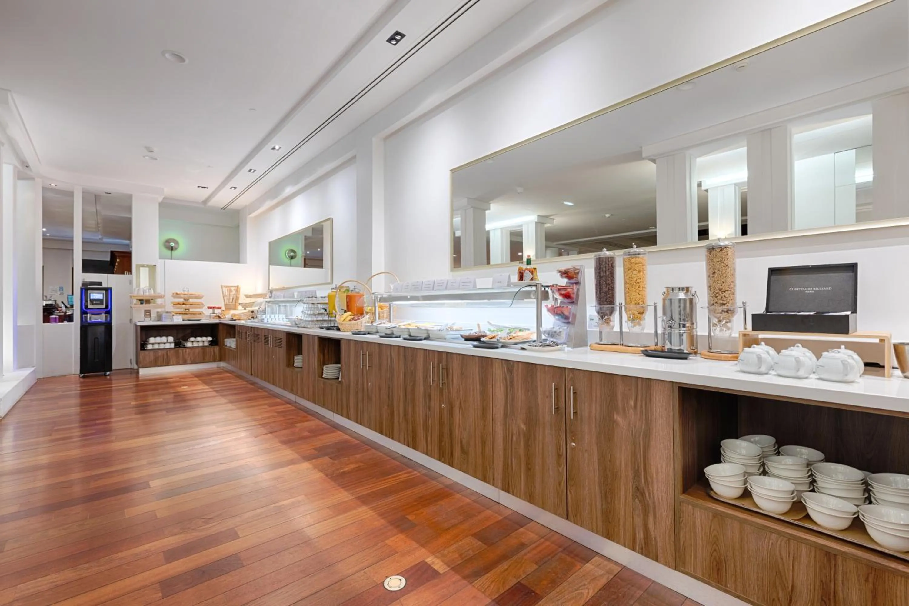 Breakfast in Occidental Paris Levallois