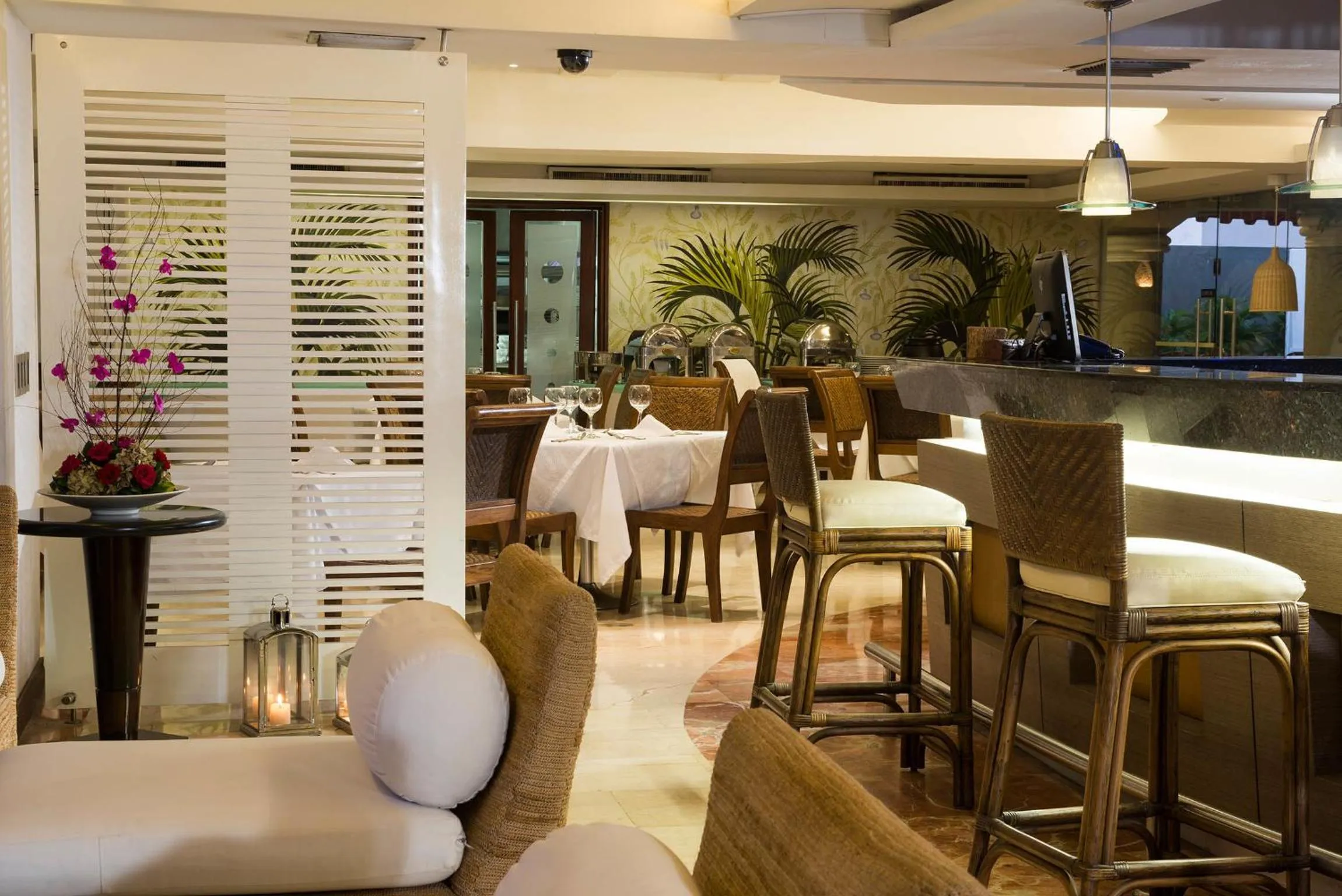 Restaurant/places to eat in Country International Hotel