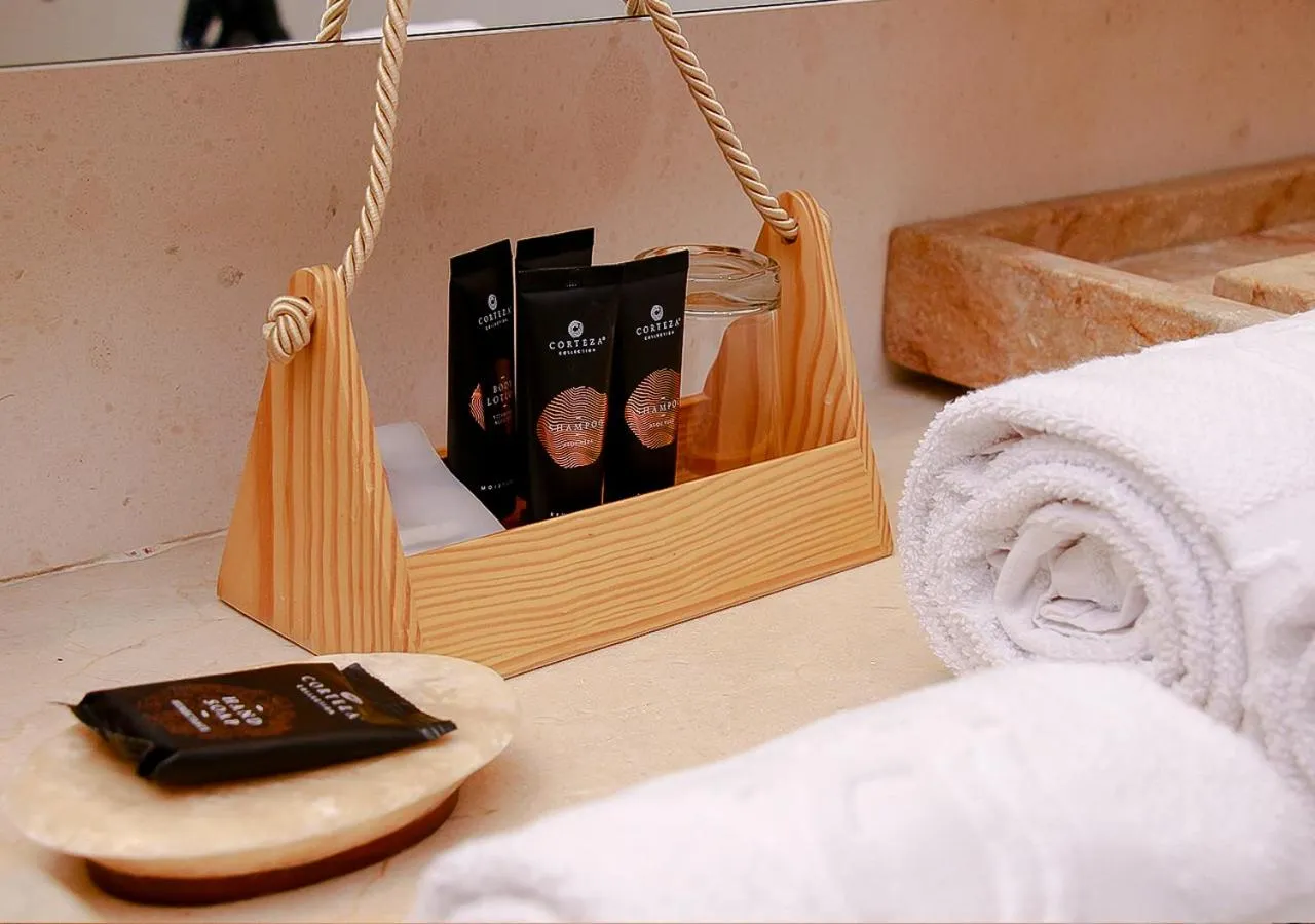 Bathroom, Bed in Country International Hotel