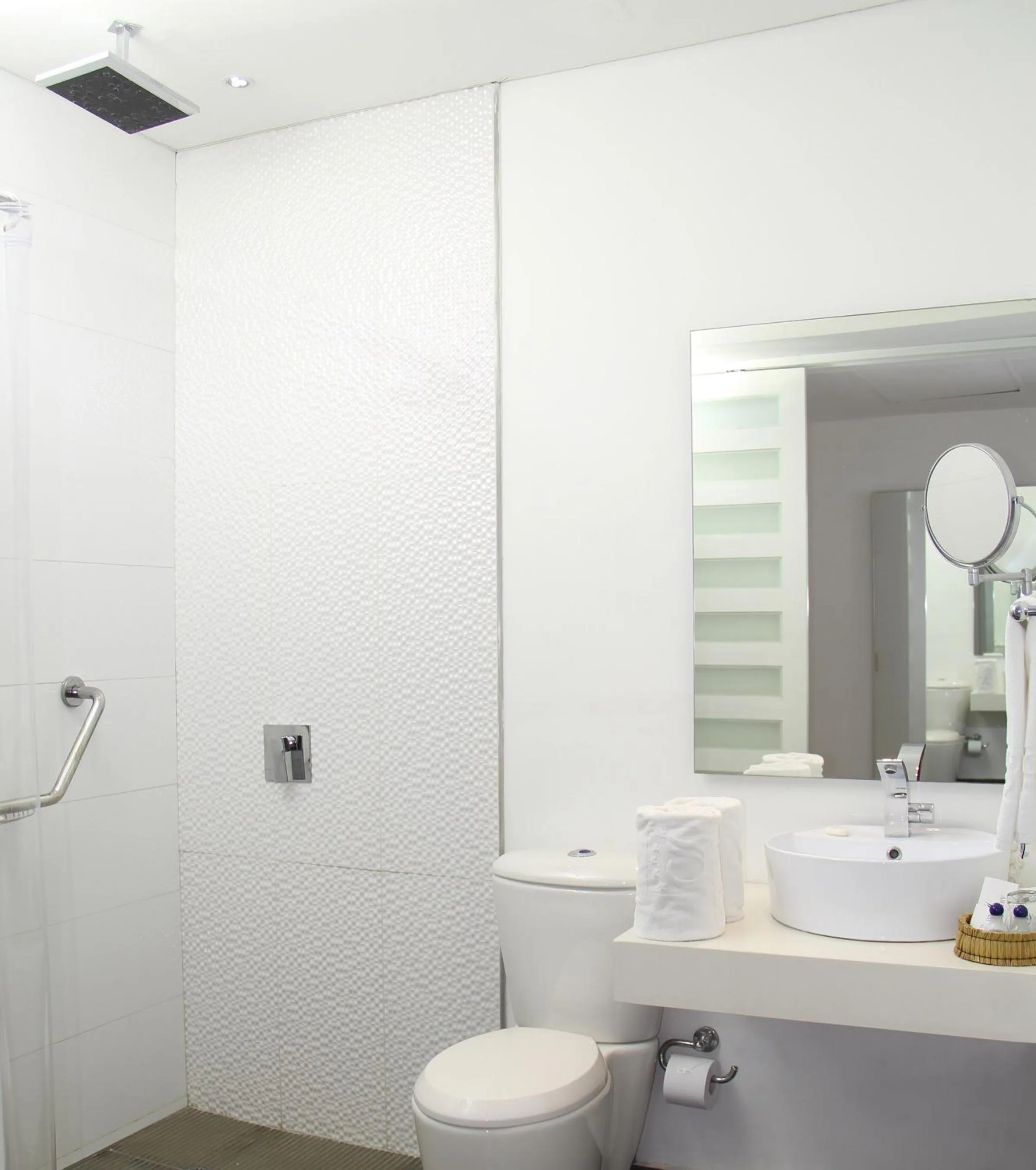 Bathroom in Country International Hotel