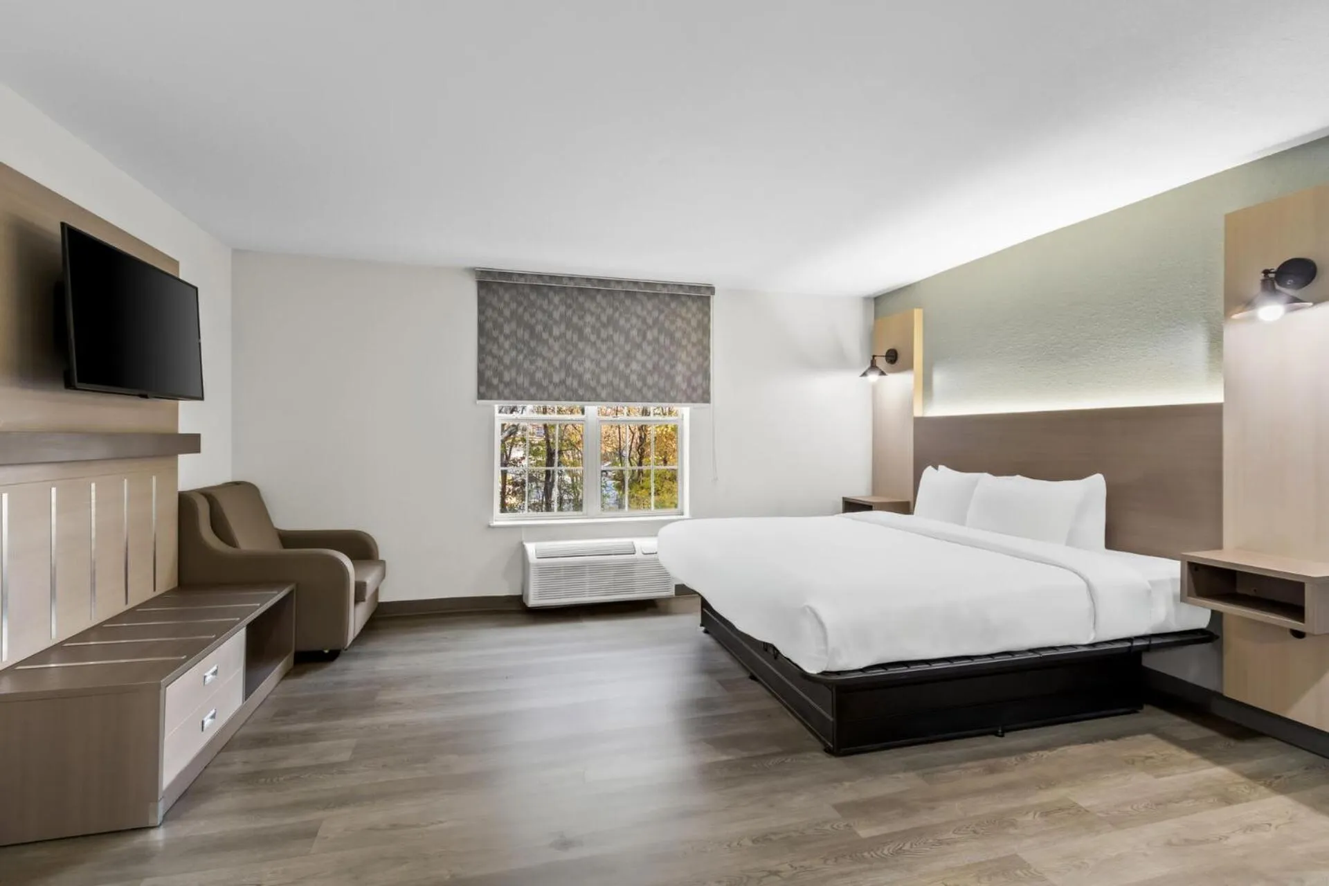 Photo of the whole room, Bed in MainStay Suites Columbia Harbison