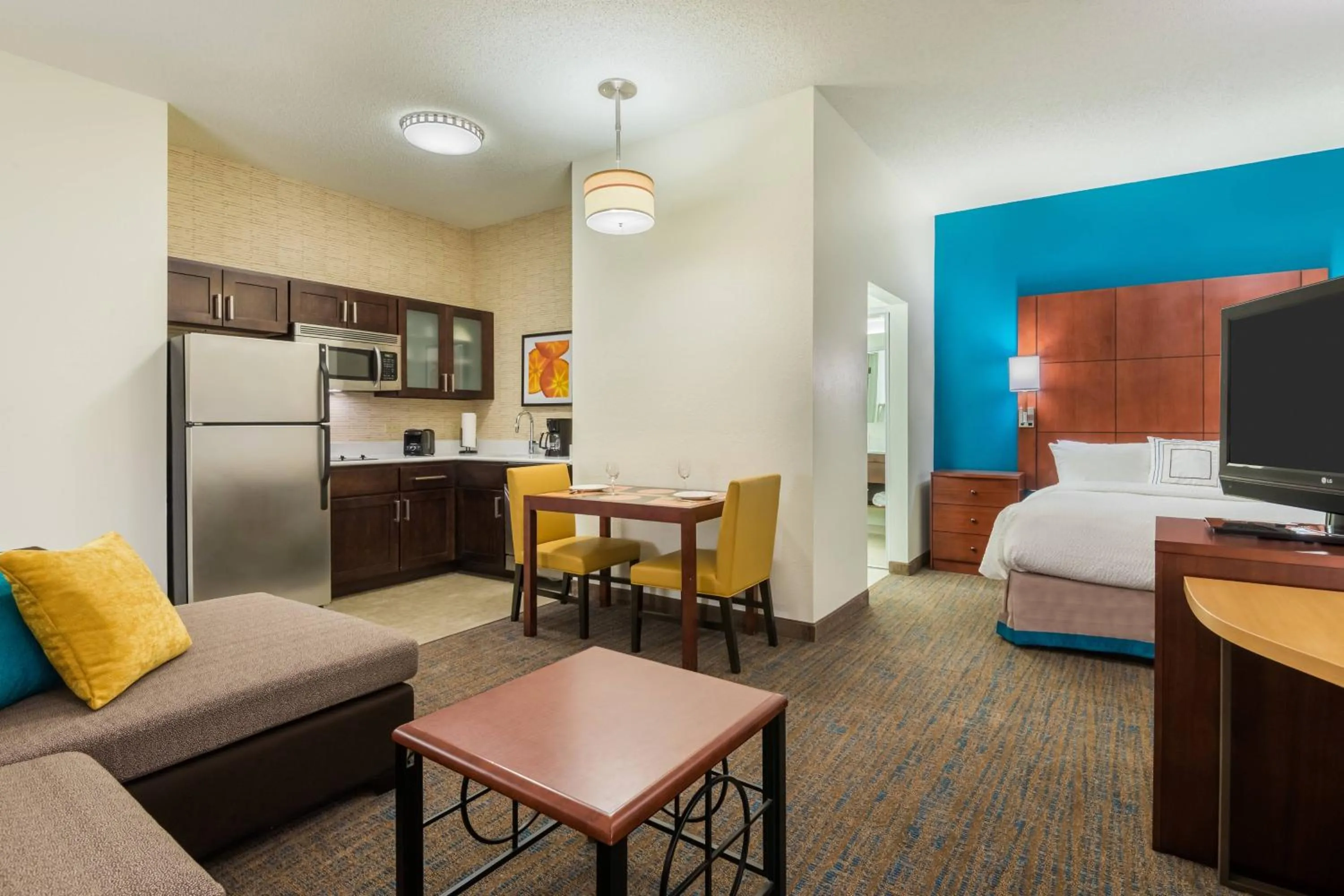 Kitchen or kitchenette, Bed in Residence Inn Chattanooga Downtown