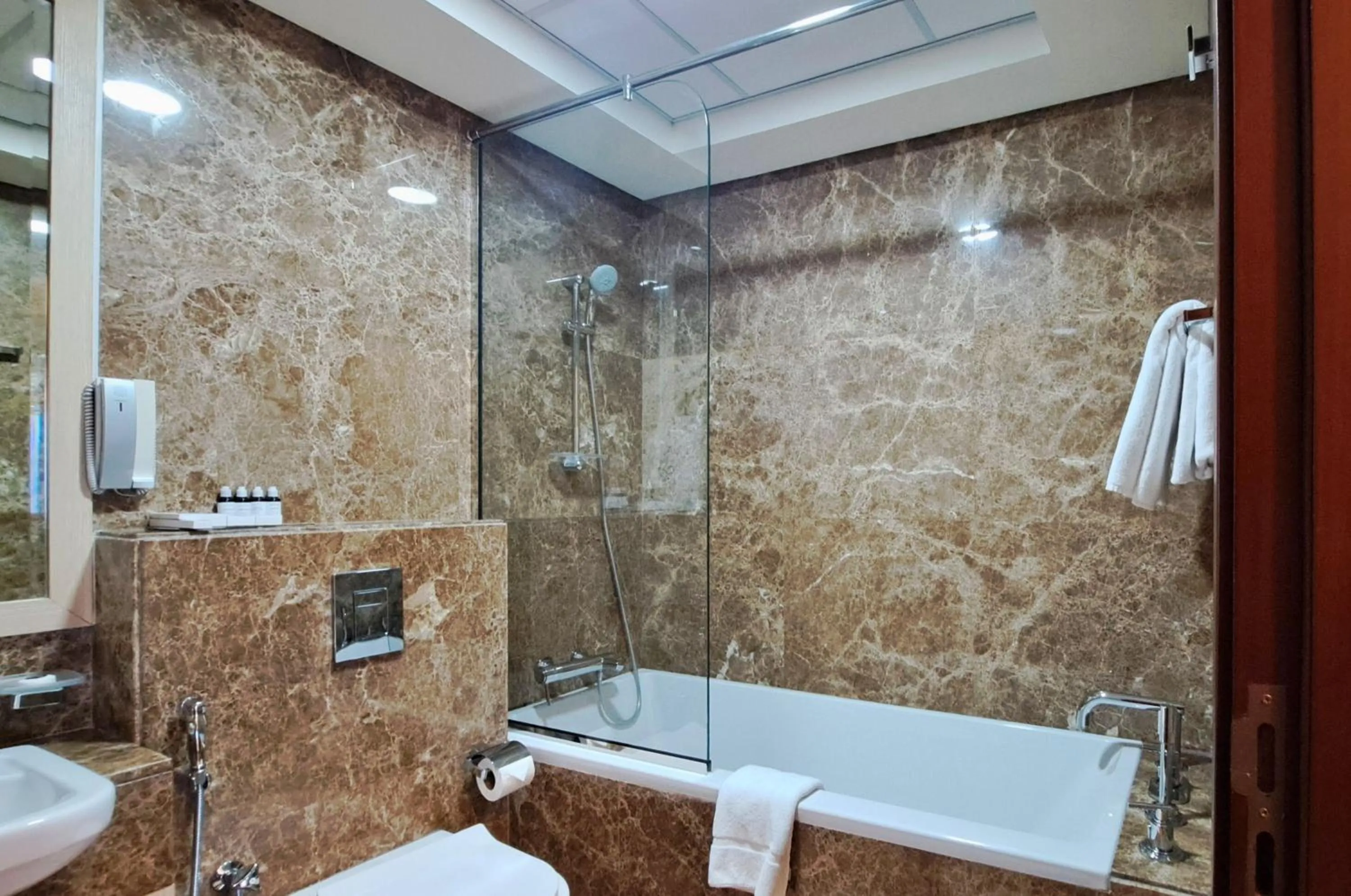 Shower in Barceló Residences Dubai Marina