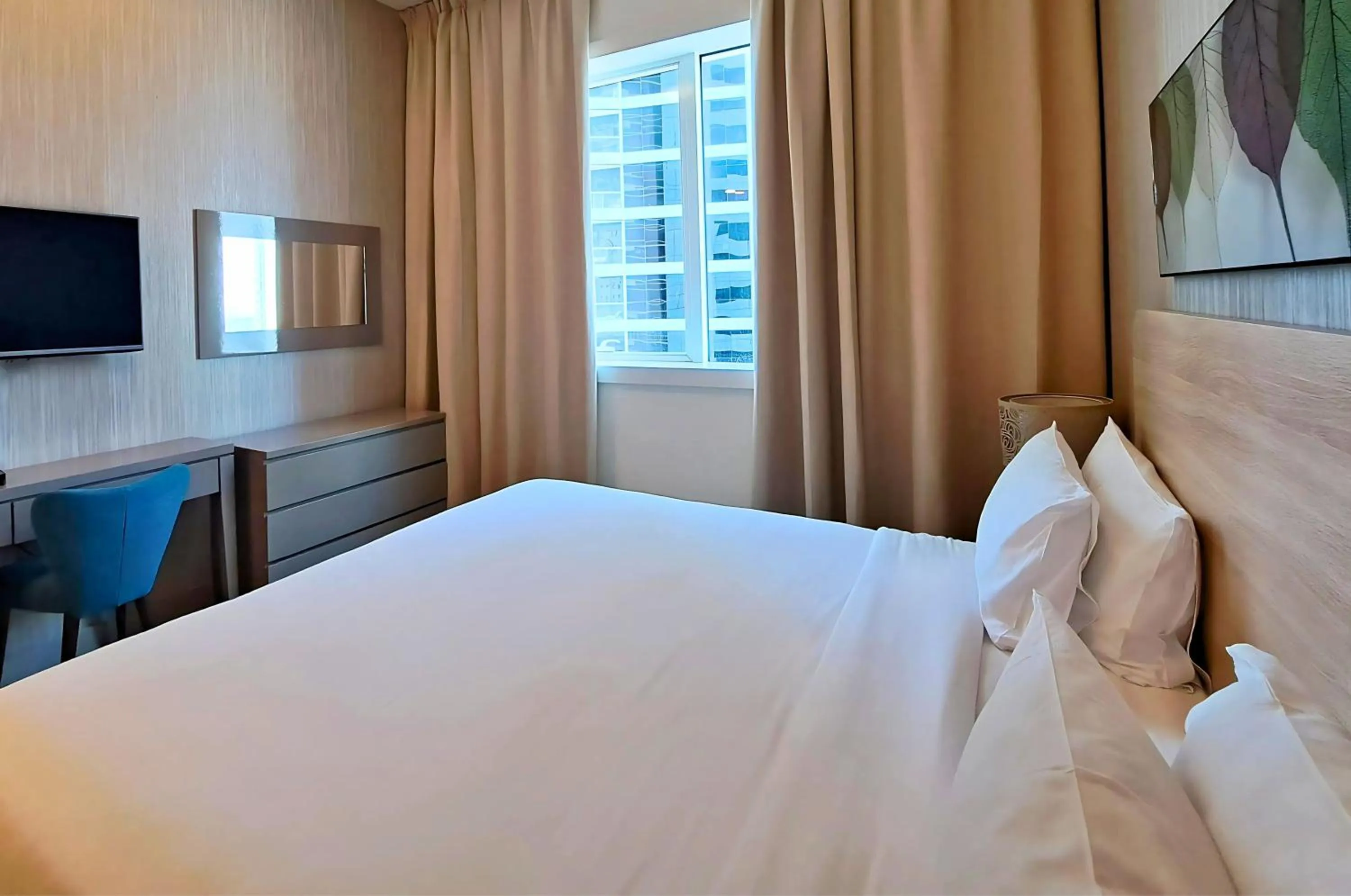 Communal lounge/ TV room, Bed in Barceló Residences Dubai Marina