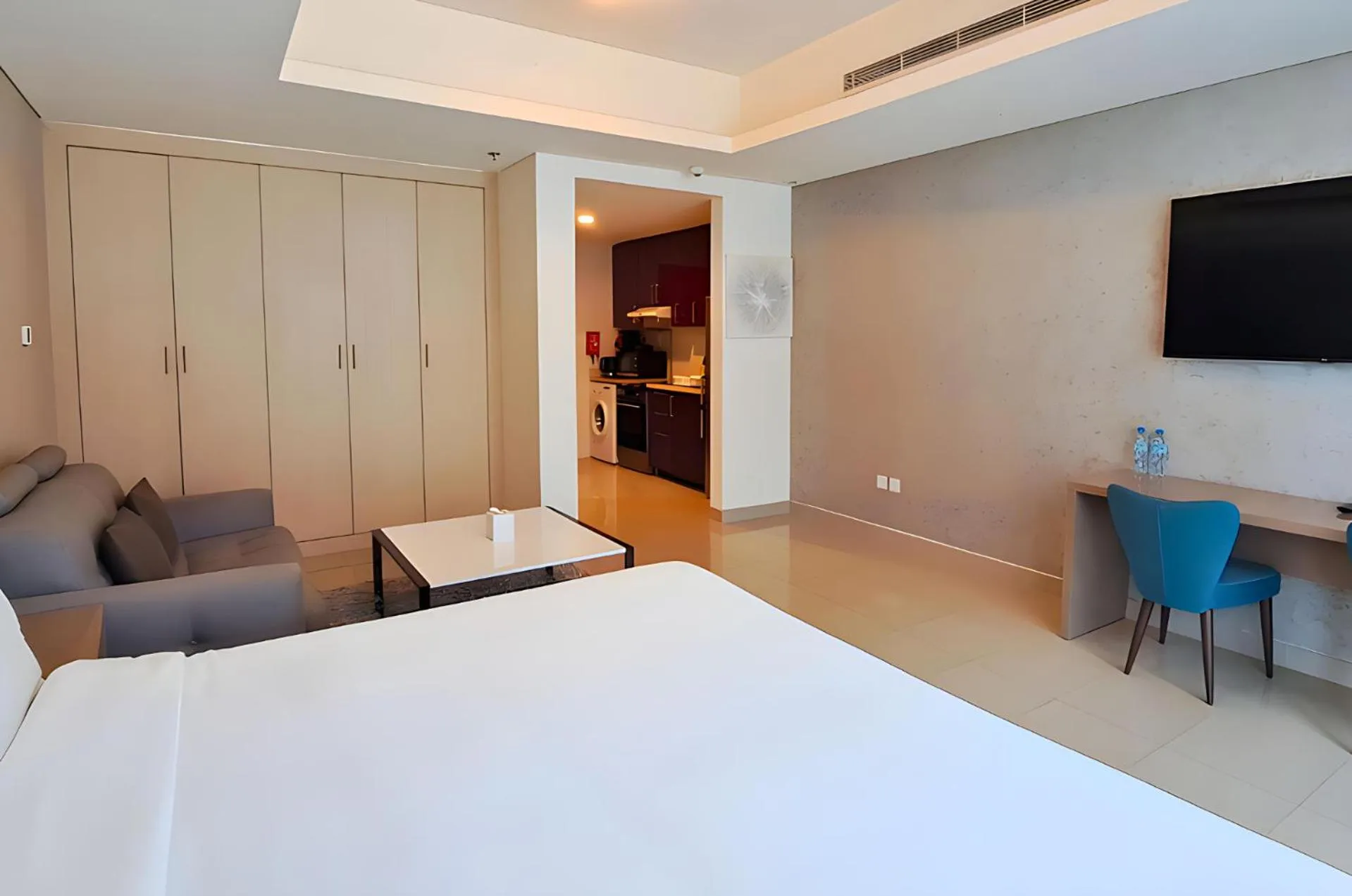 Communal lounge/ TV room, Bed in Barceló Residences Dubai Marina