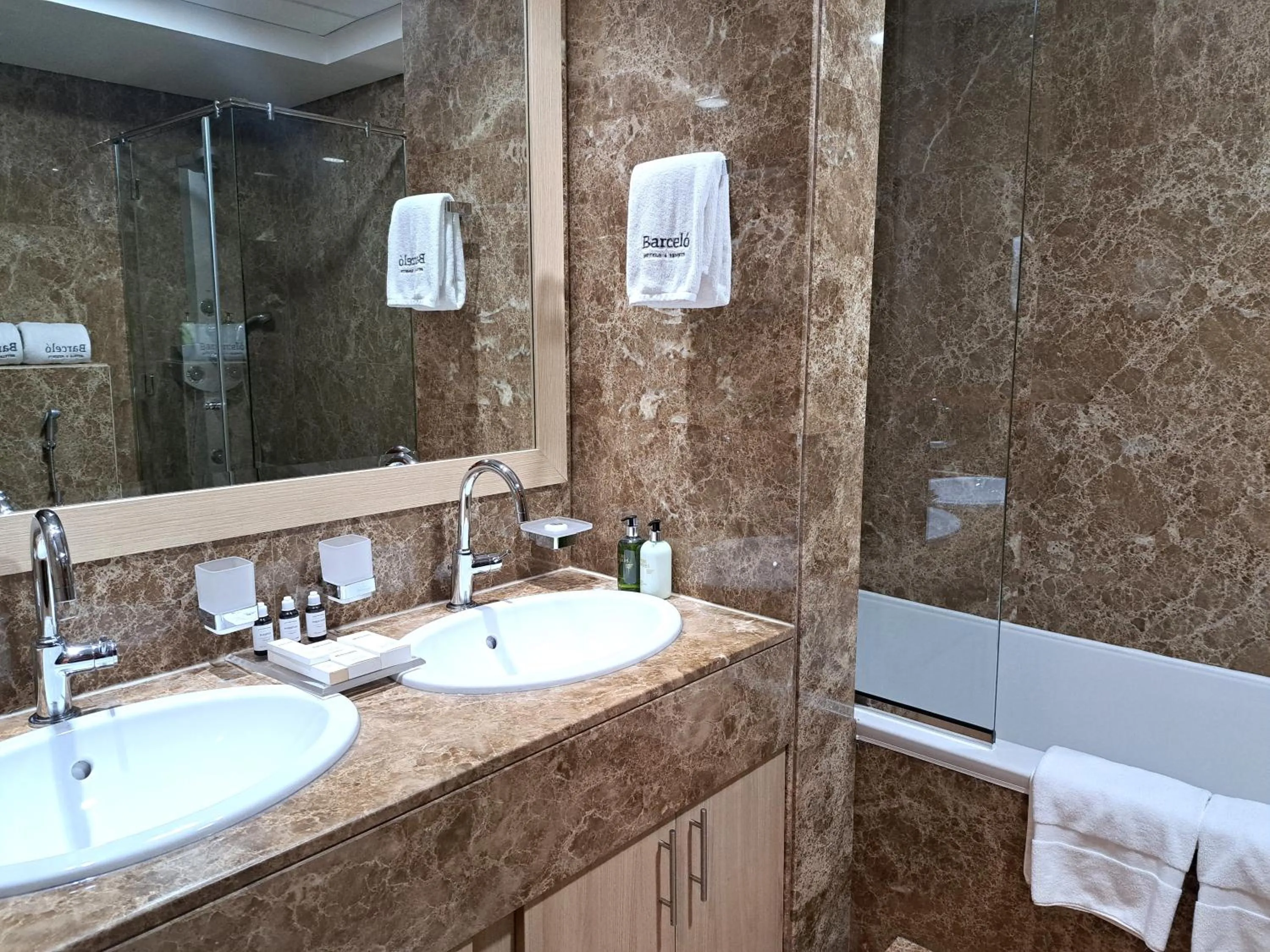 Shower in Barceló Residences Dubai Marina