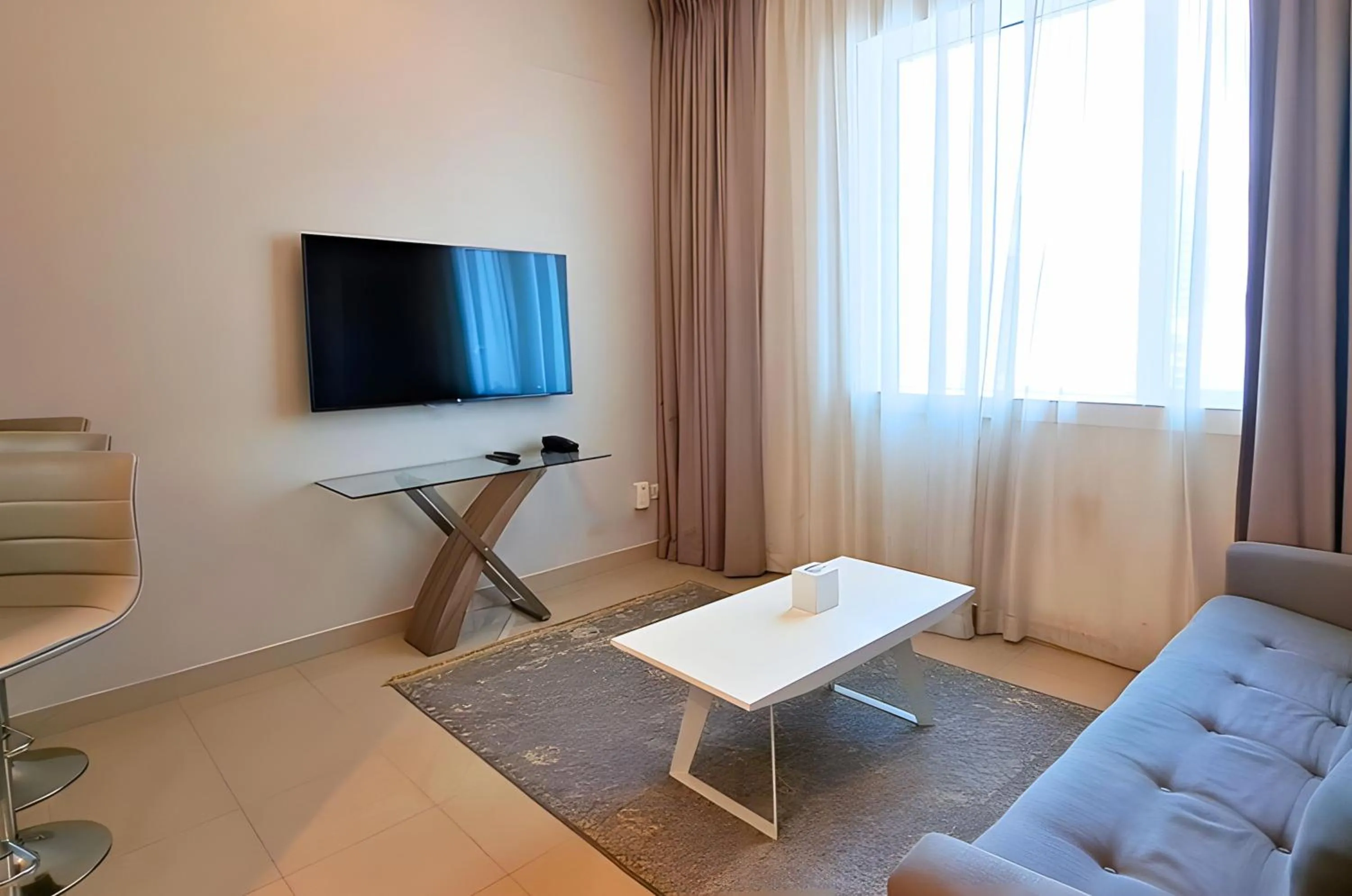 Communal lounge/ TV room in Barceló Residences Dubai Marina