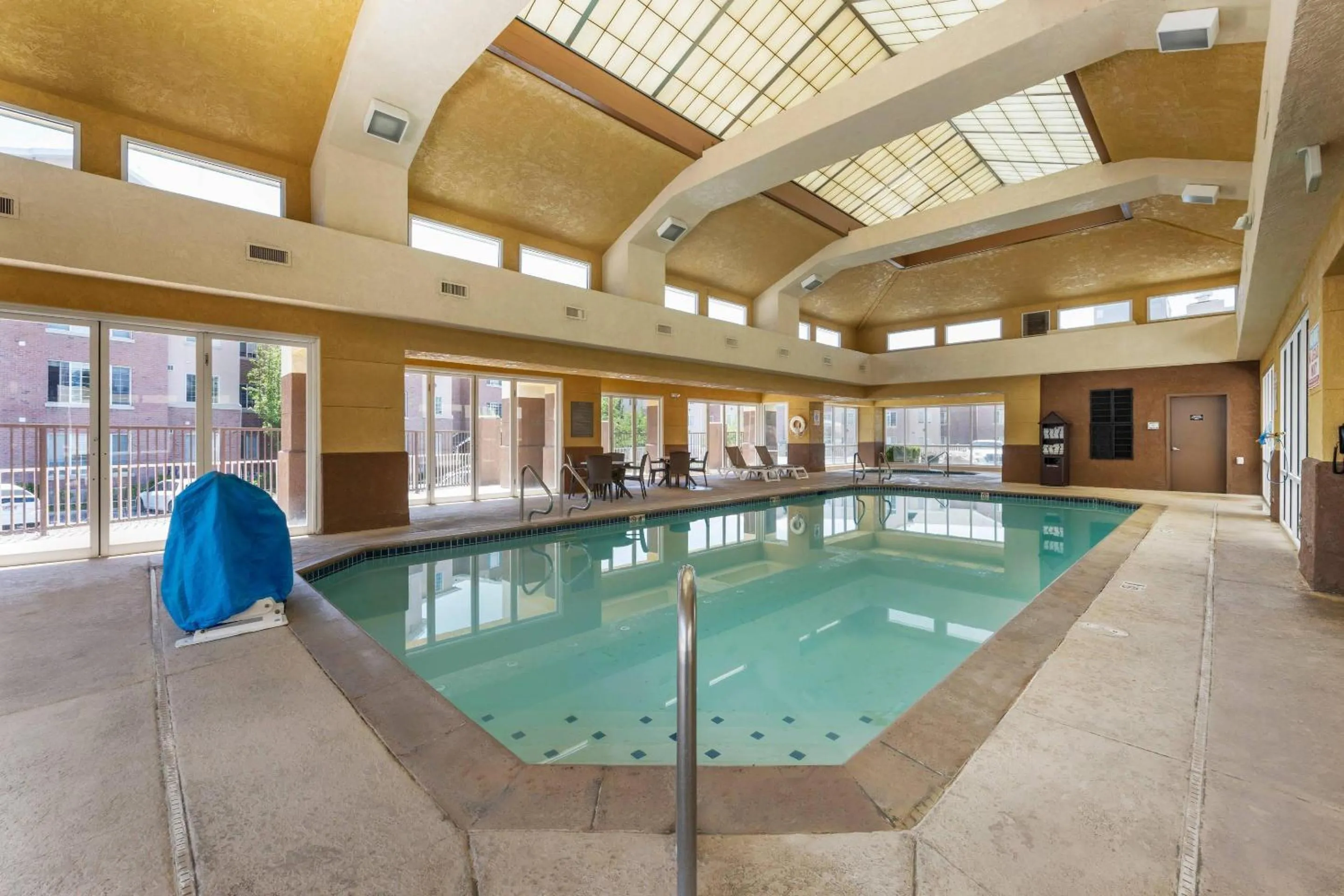 Swimming pool in Comfort Inn & Suites Orem - Provo