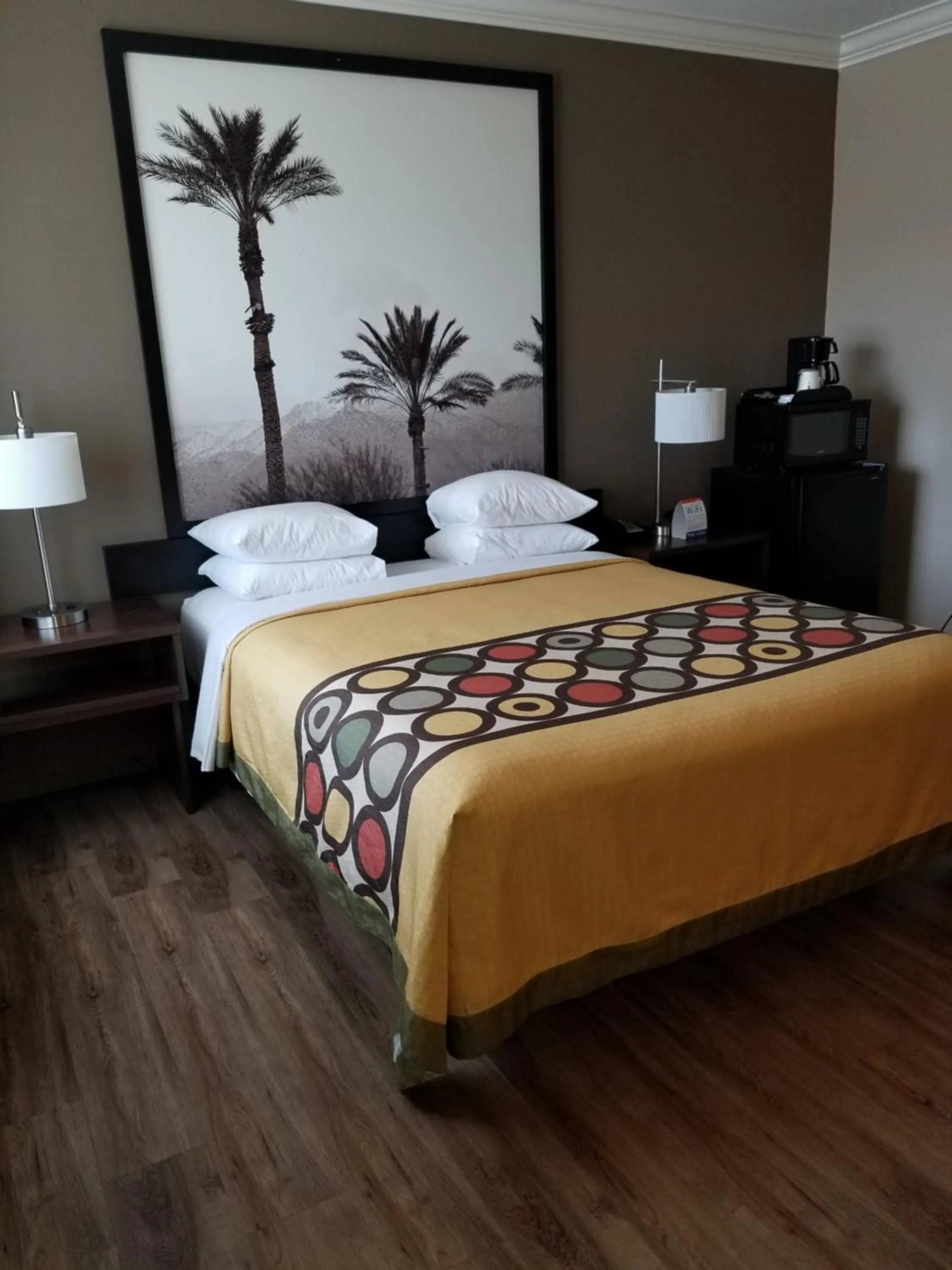 Bed in Super 8 by Wyndham Los Angeles-Culver City Area