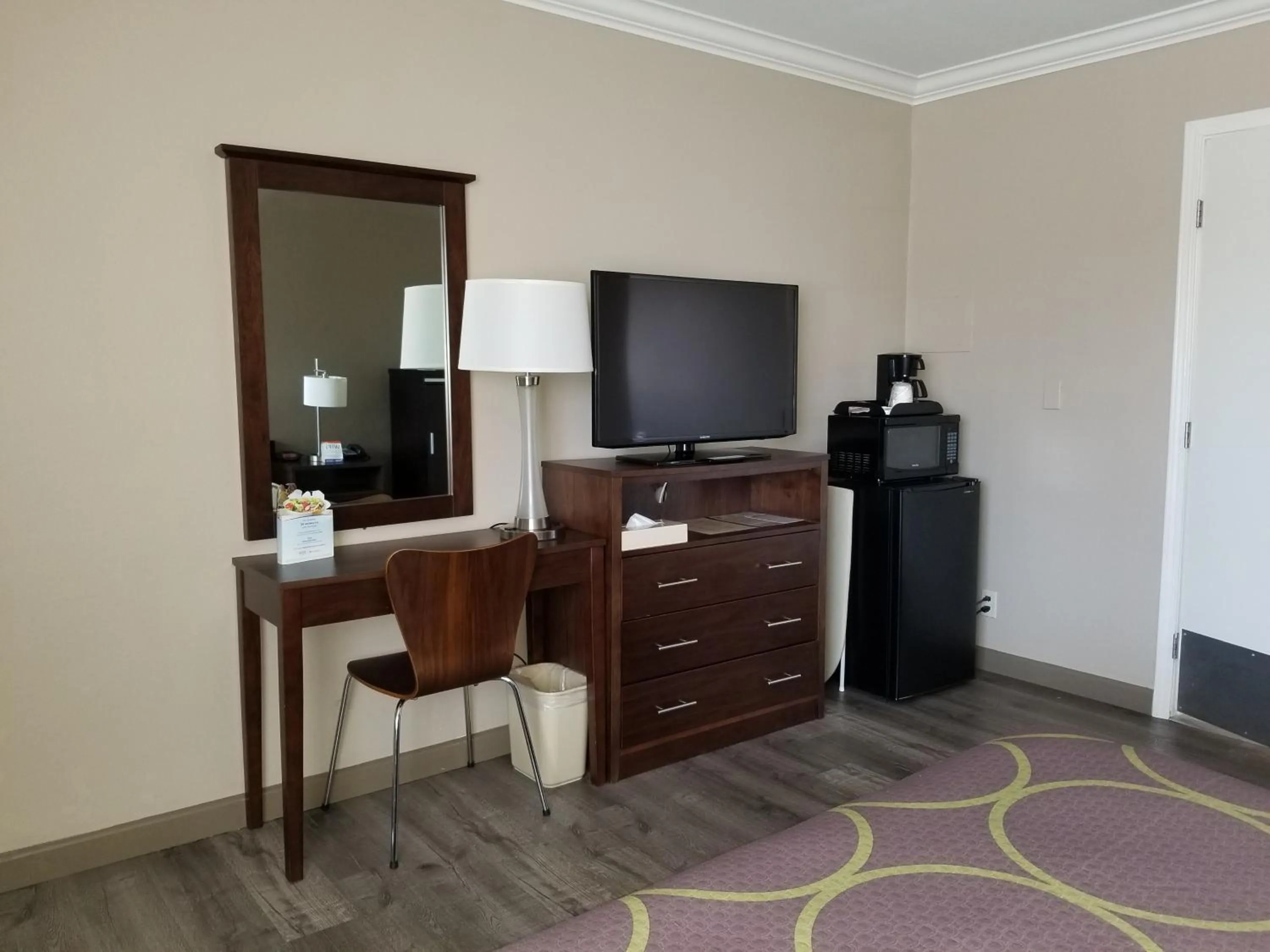 TV and multimedia in Super 8 by Wyndham Los Angeles-Culver City Area