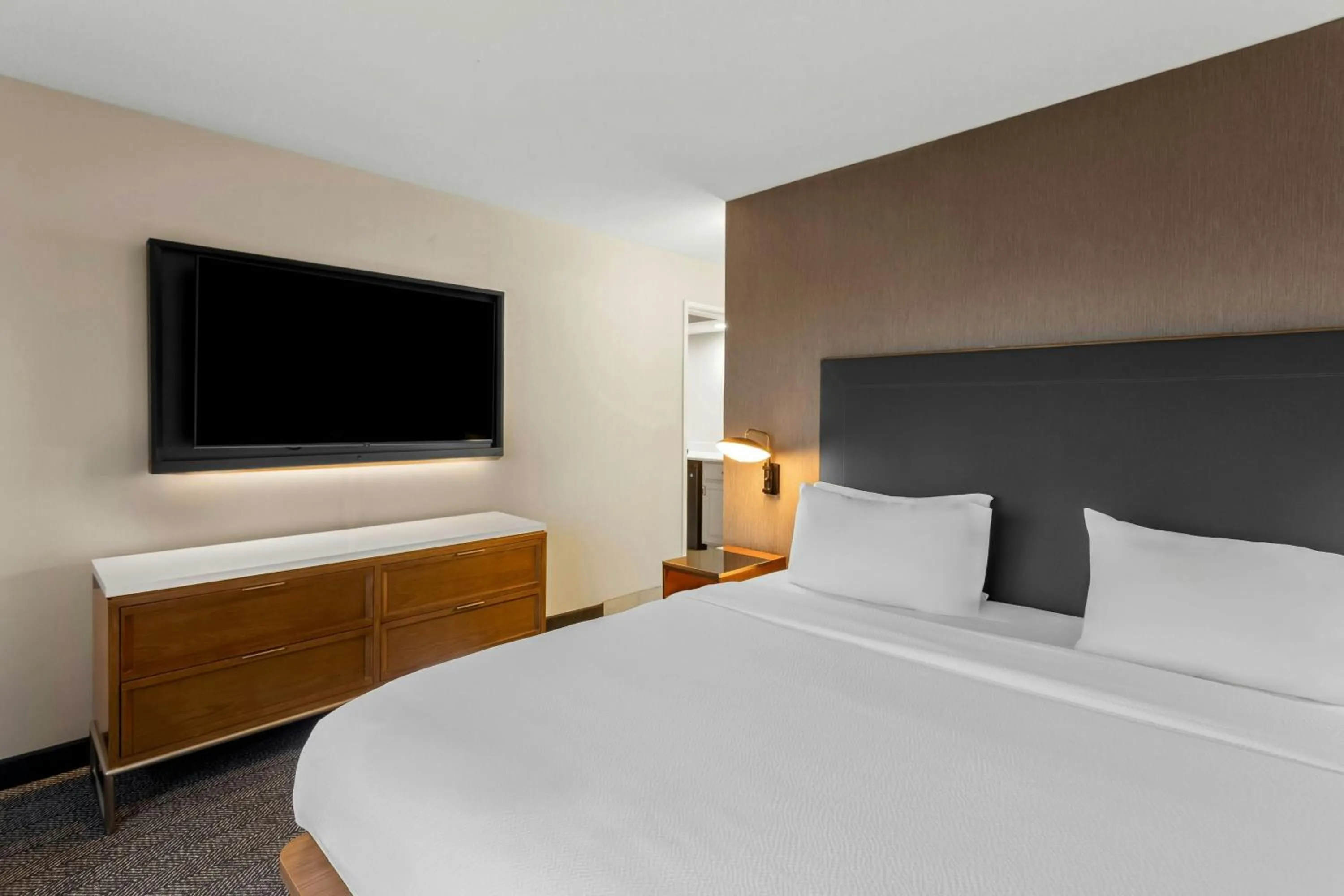 Bedroom, Bed in Courtyard Chicago Southeast/Hammond, Indiana