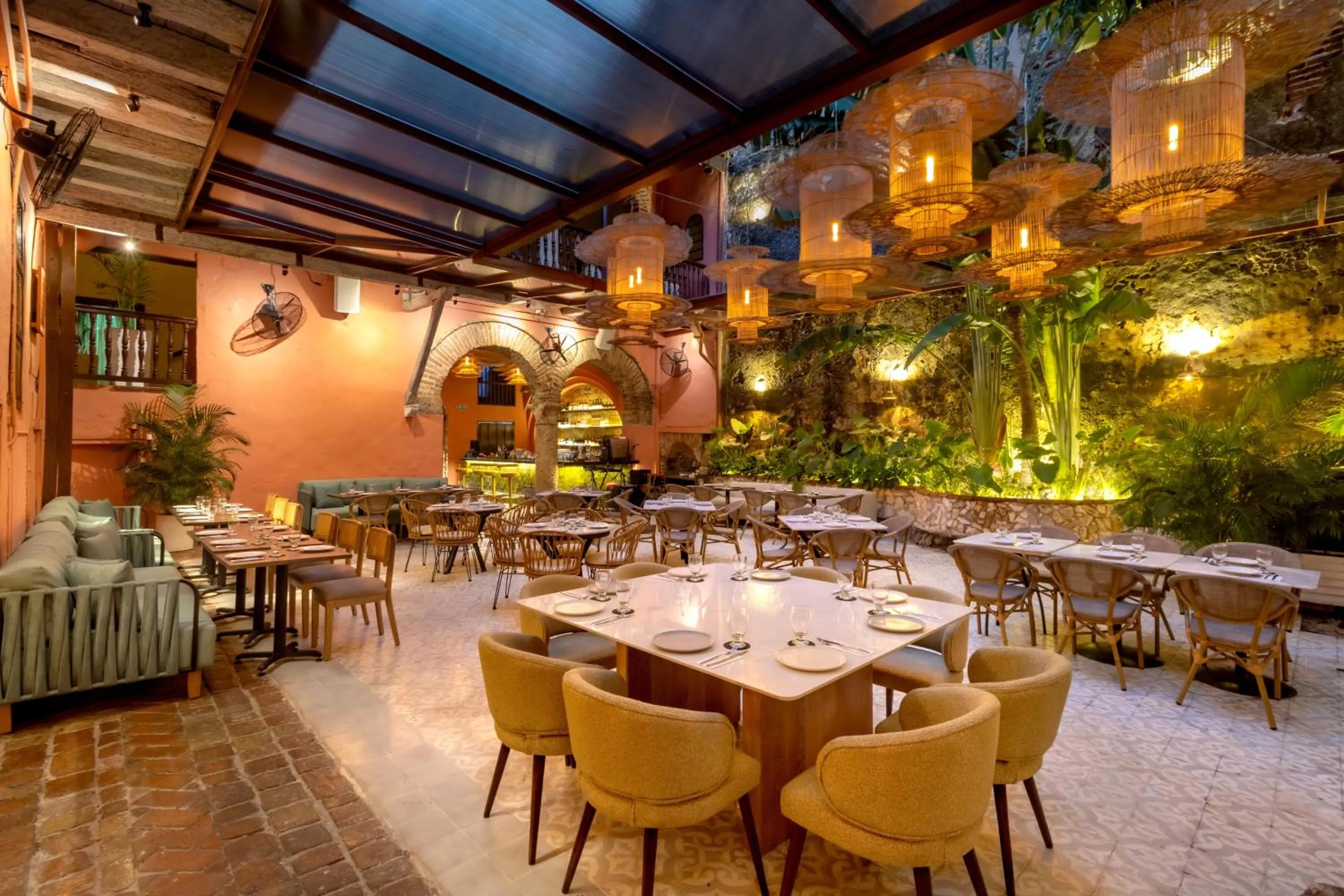 Restaurant/places to eat in El Marques Hotel Boutique By GEH Suites