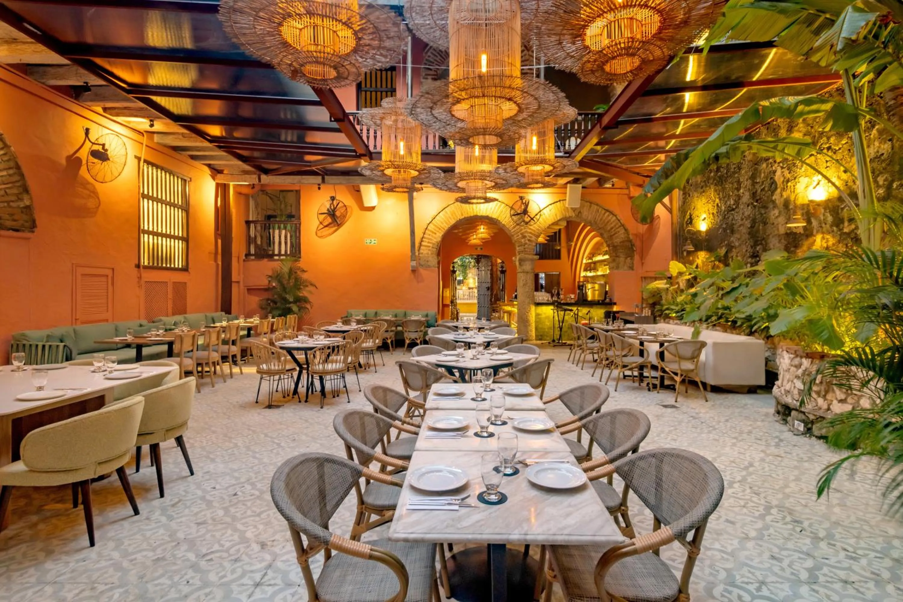 Restaurant/places to eat in El Marques Hotel Boutique By GEH Suites