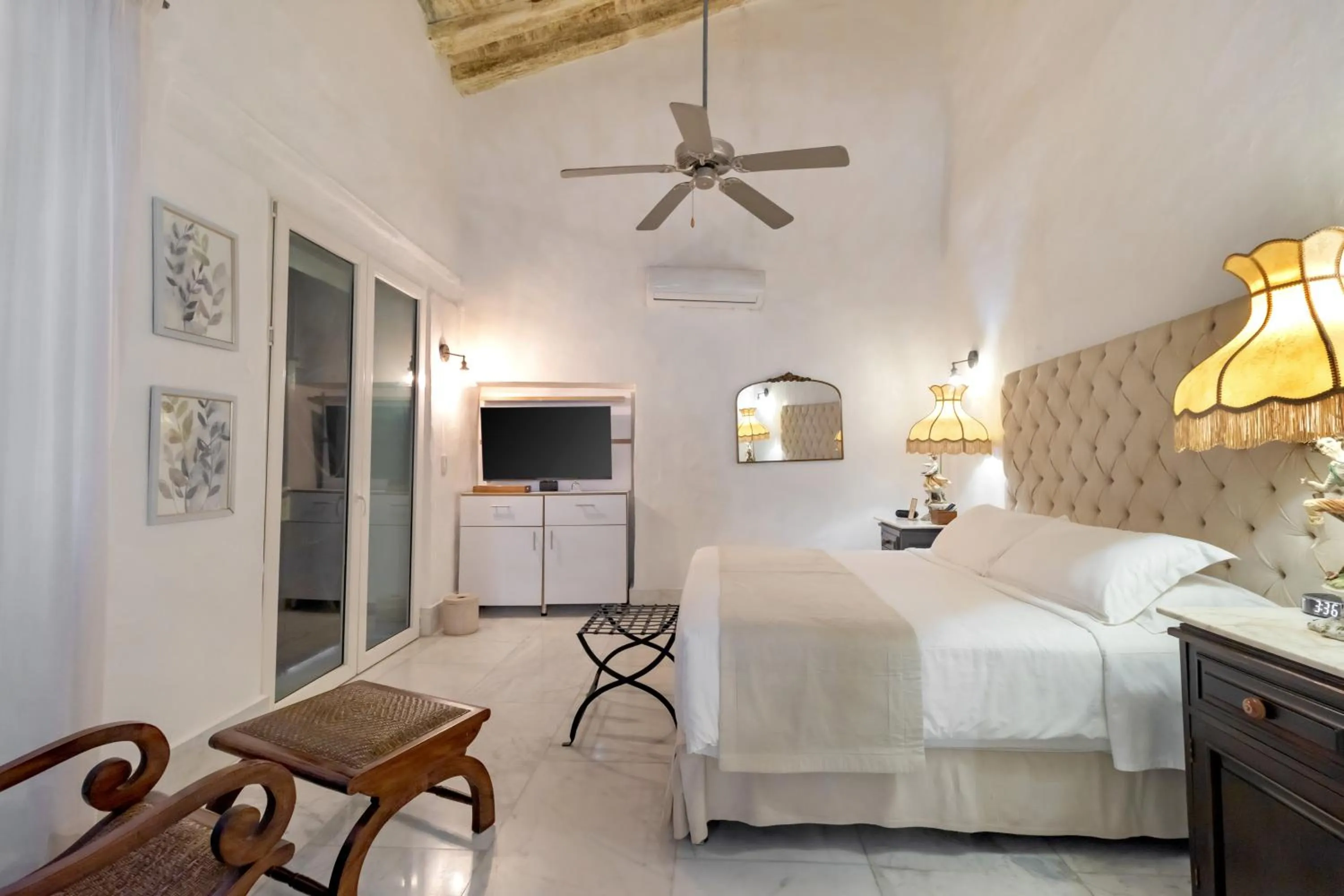 Bed in El Marques Hotel Boutique By GEH Suites