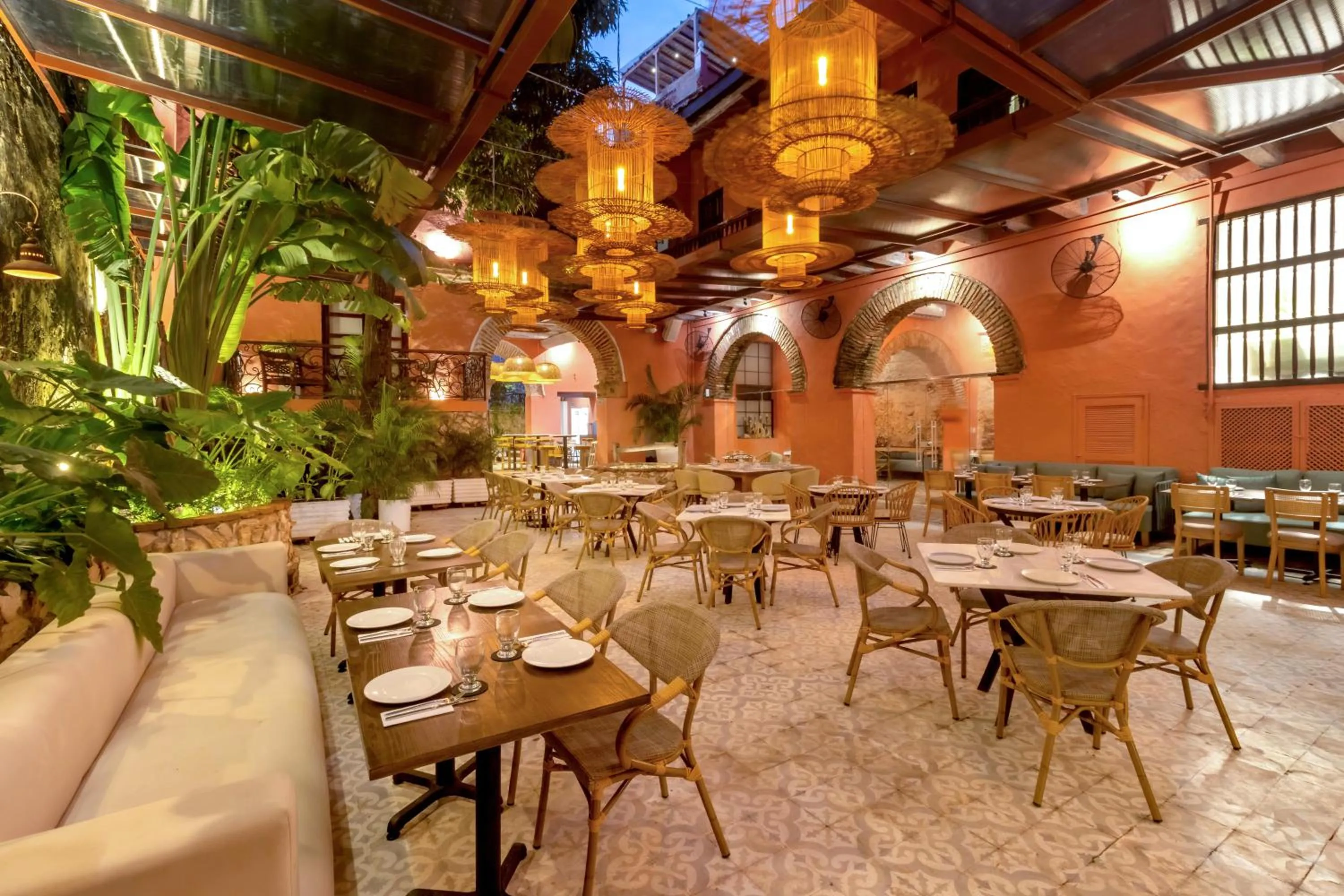 Restaurant/places to eat in El Marques Hotel Boutique By GEH Suites