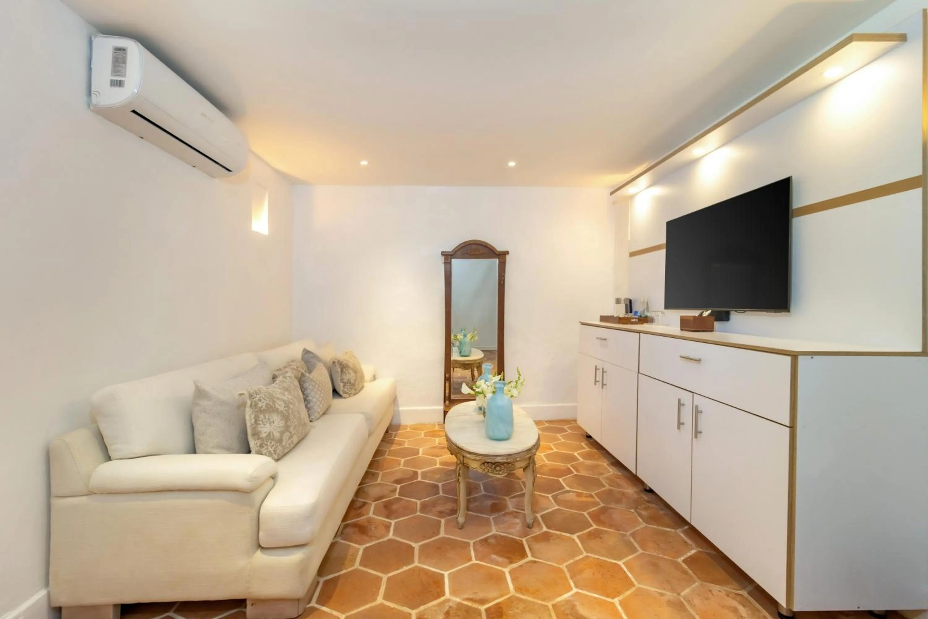 TV and multimedia in El Marques Hotel Boutique By GEH Suites