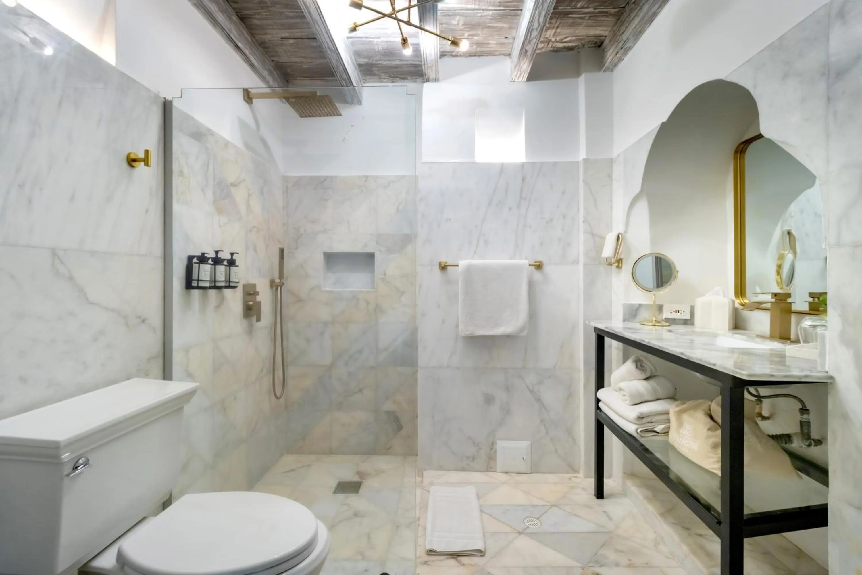 Shower in El Marques Hotel Boutique By GEH Suites