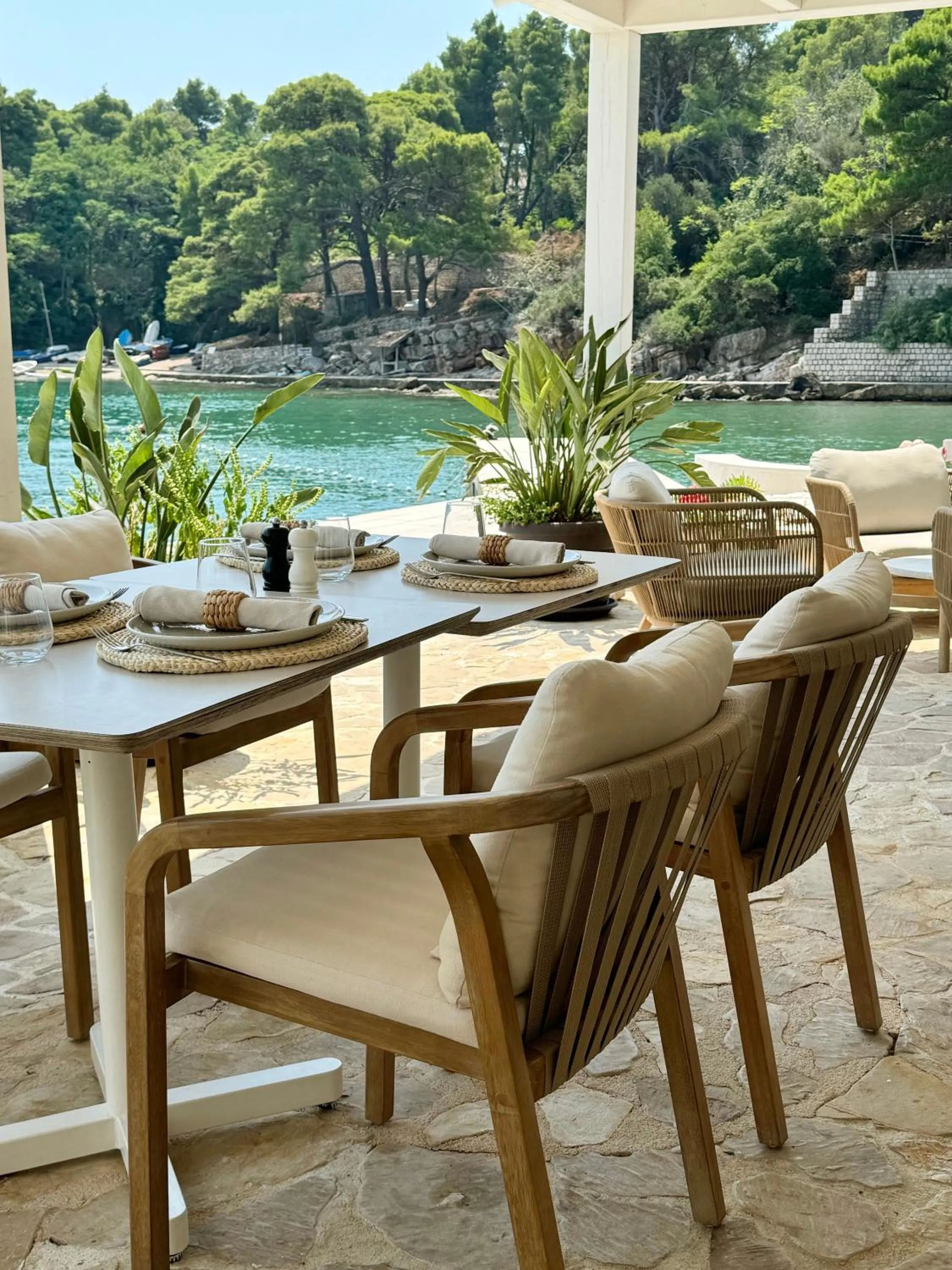 Restaurant/places to eat in Kalamota Beach House