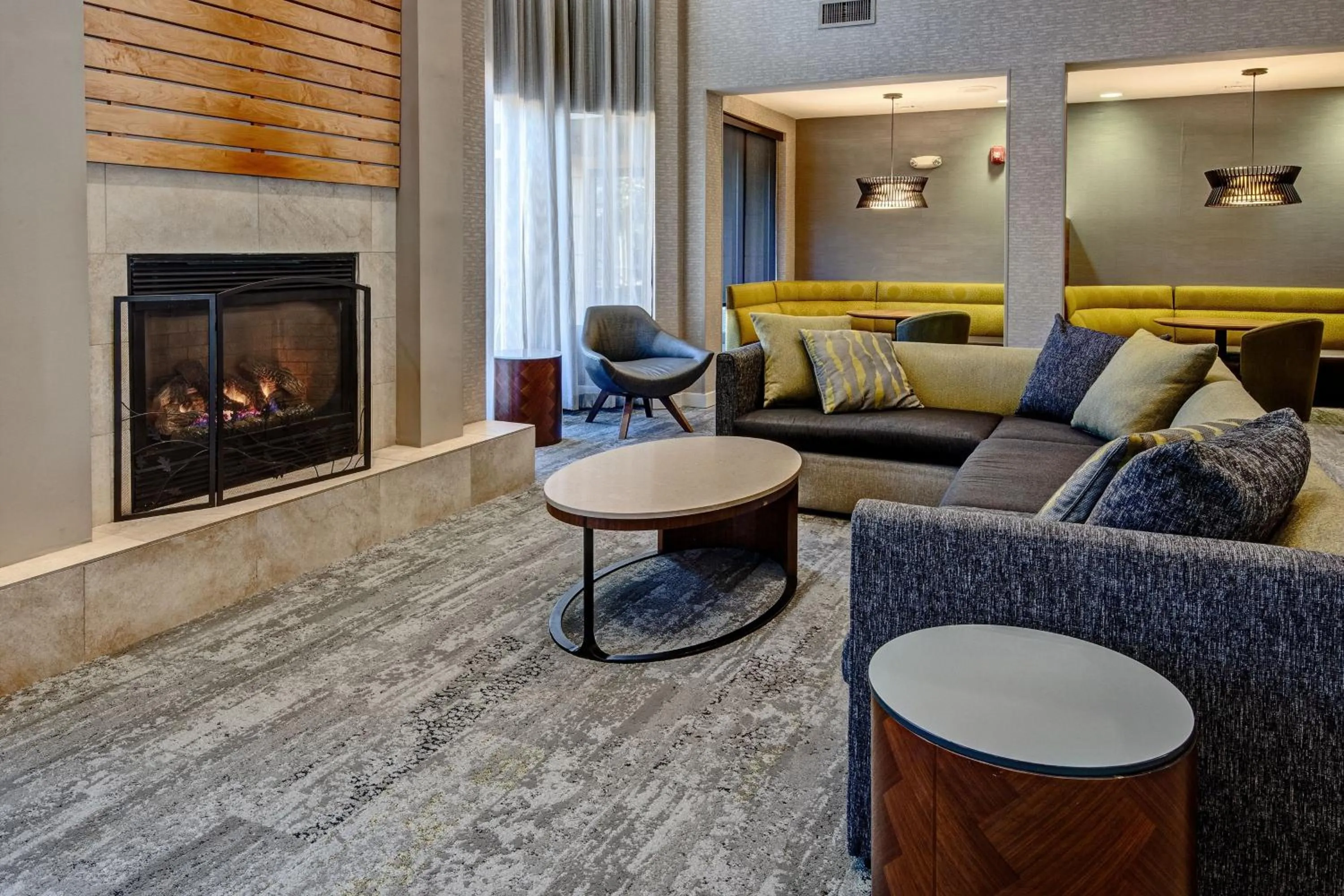 Lobby or reception in Courtyard Chicago St. Charles