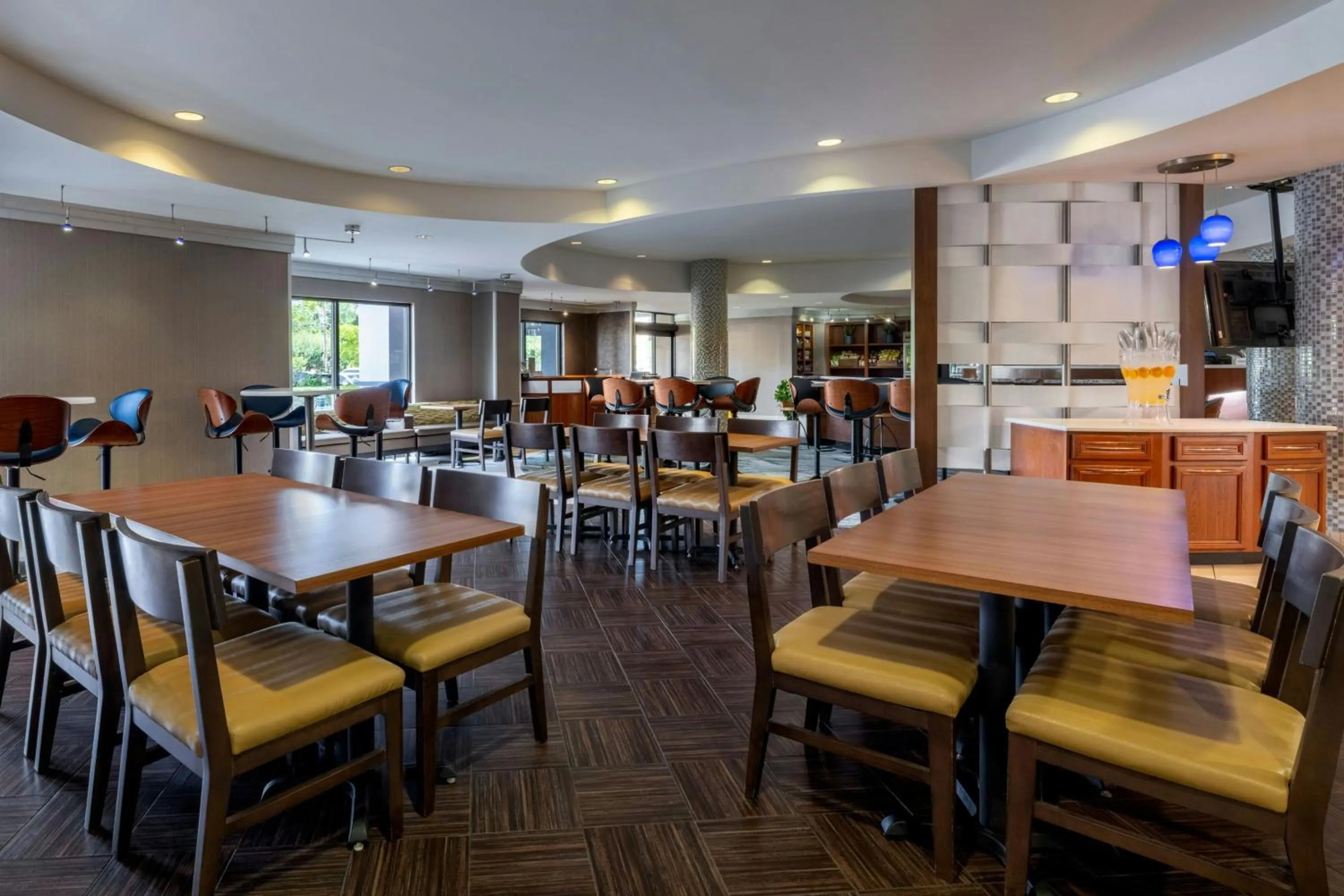 Breakfast in SpringHill Suites by Marriott Charleston North