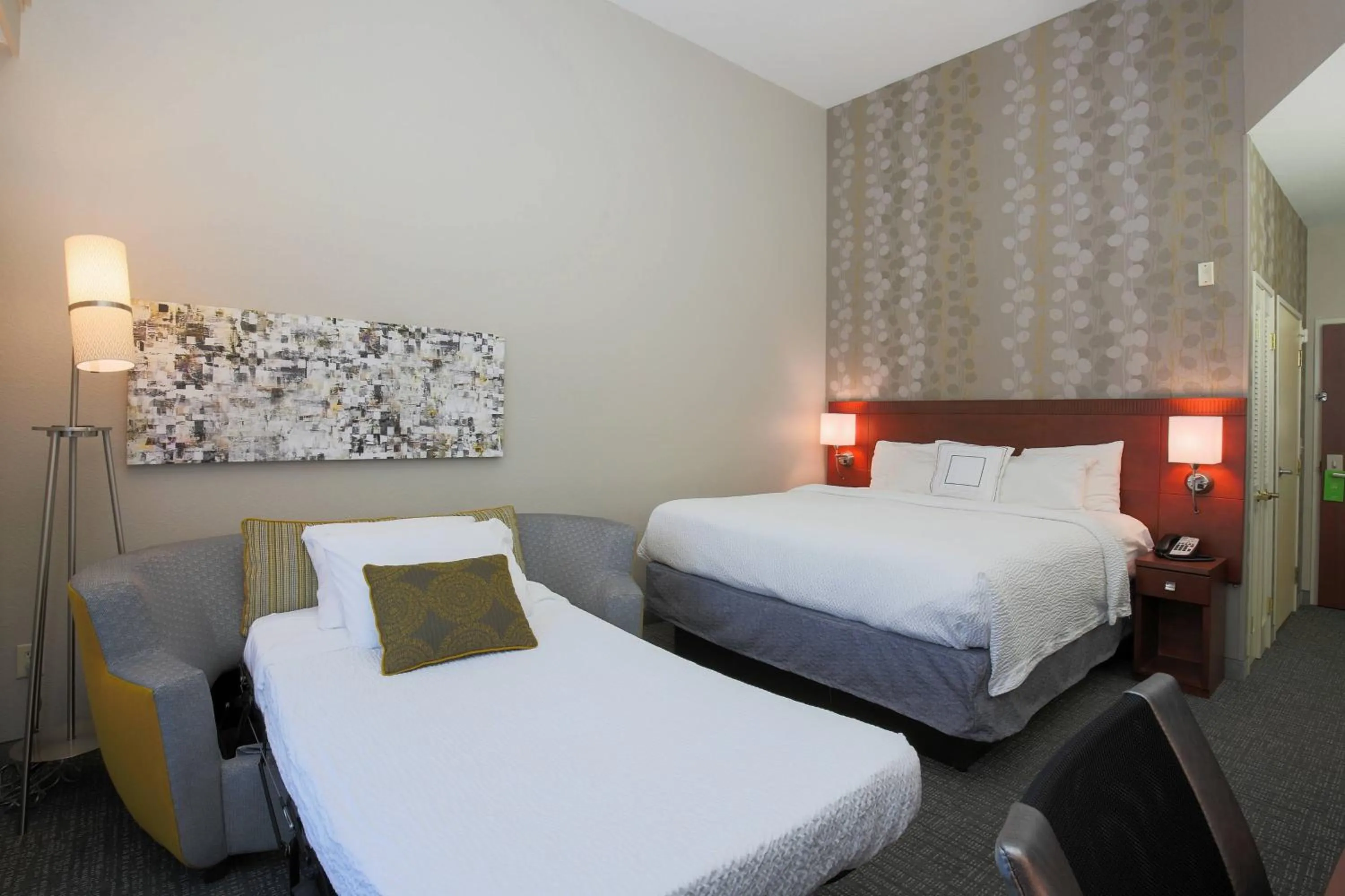 Photo of the whole room, Bed in Courtyard Chico