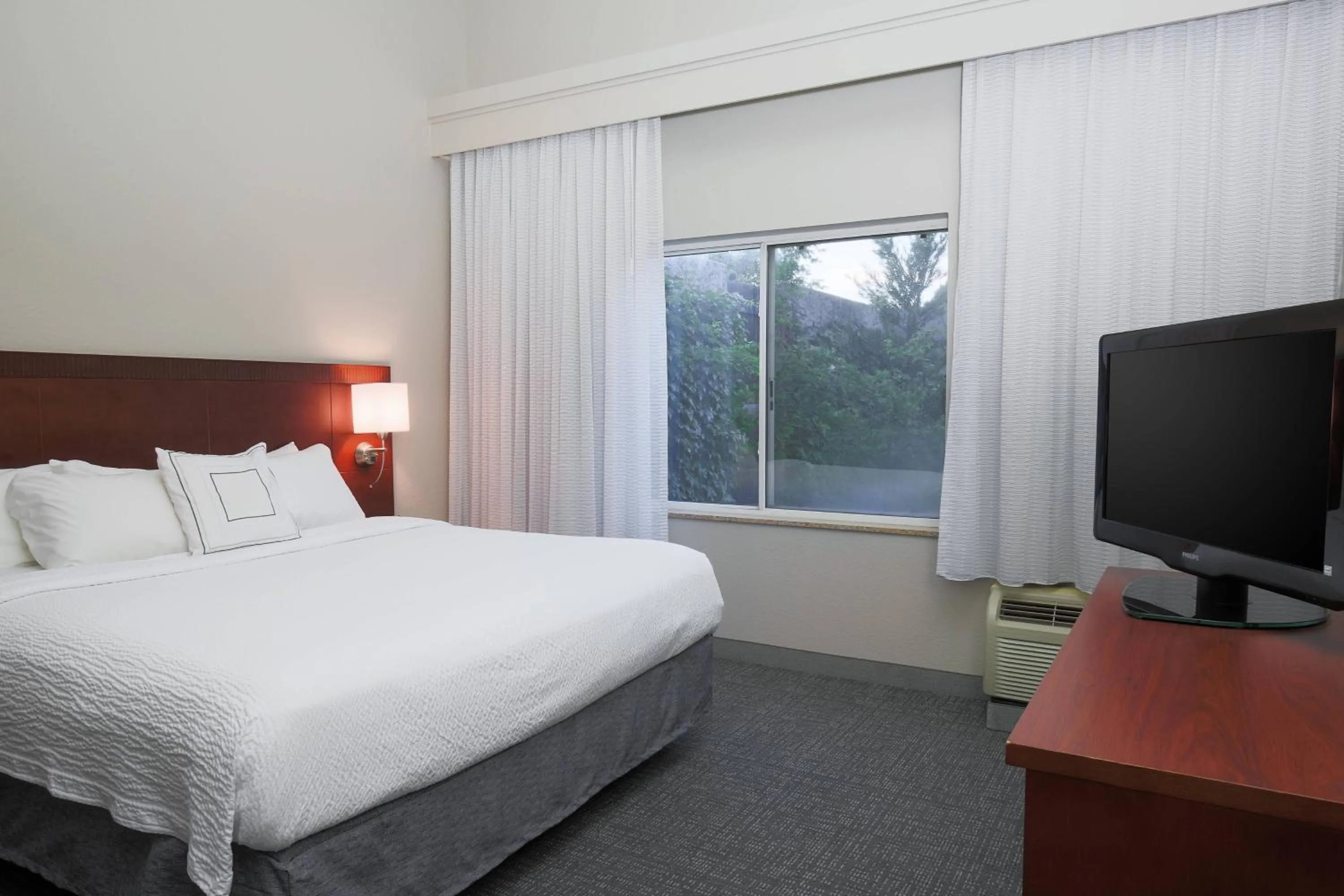 Photo of the whole room, Bed in Courtyard Chico