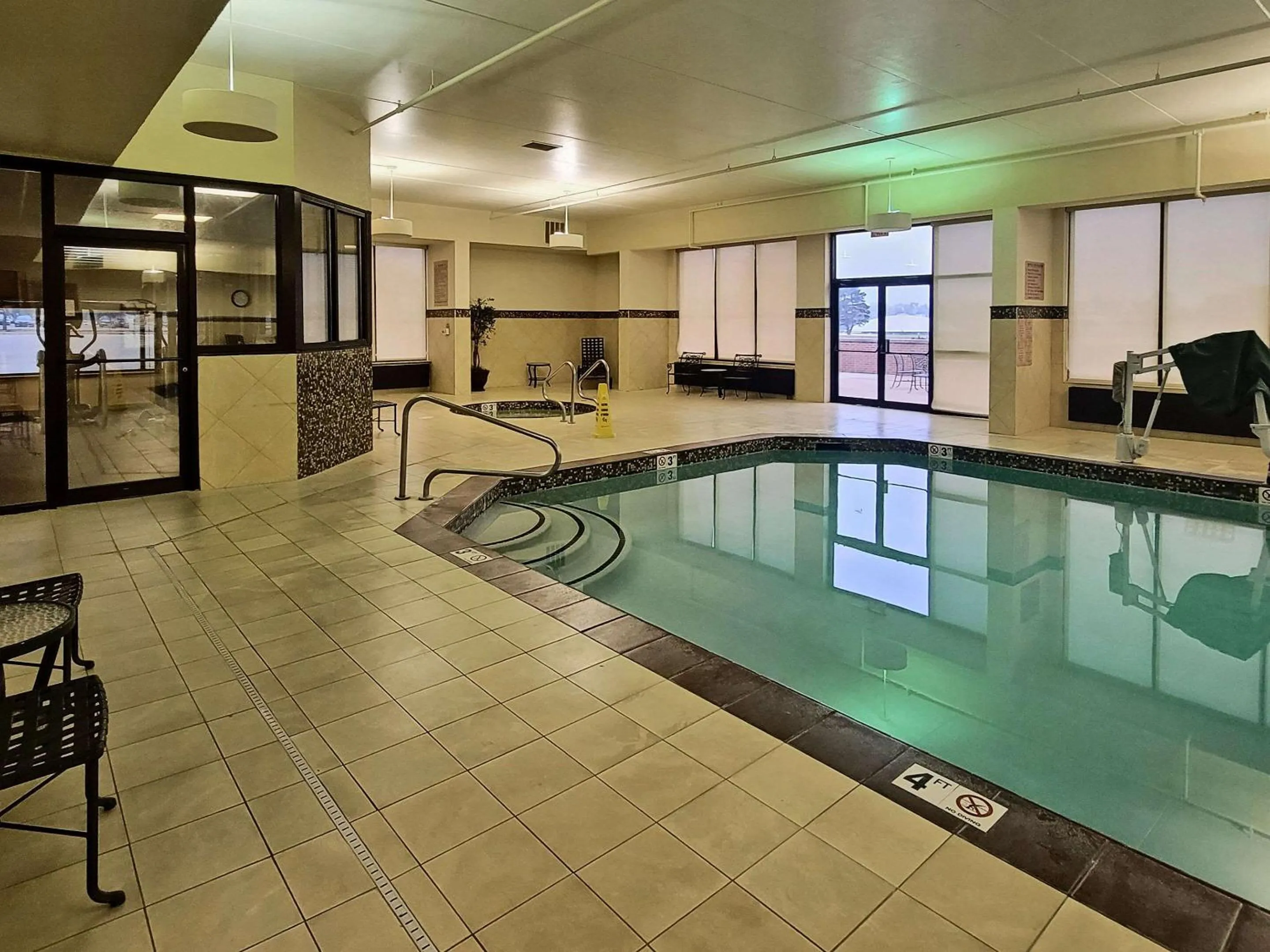 Swimming pool in Radisson Hotel Cedar Rapids