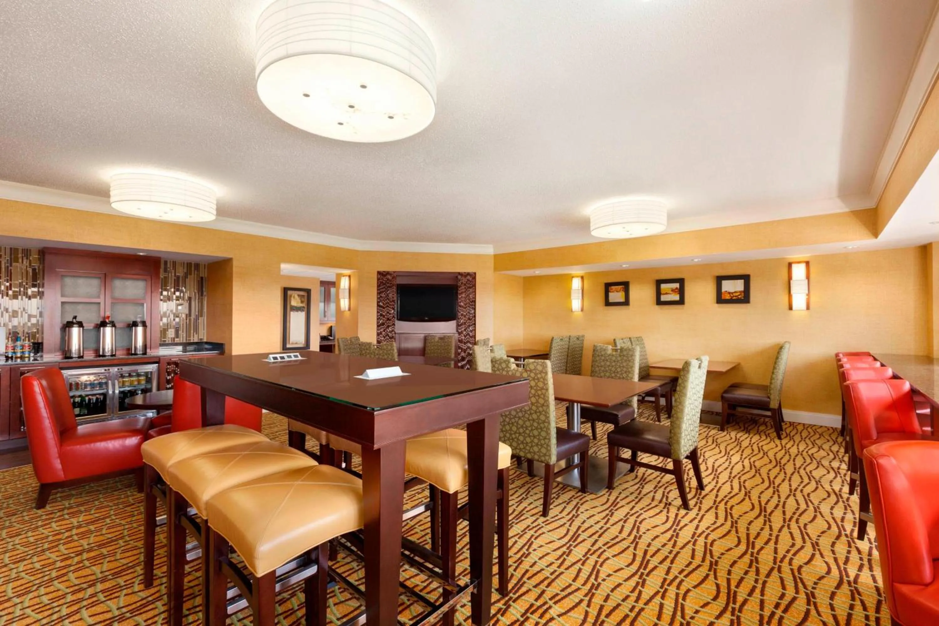 Lounge or bar in Radisson Hotel Cedar Rapids