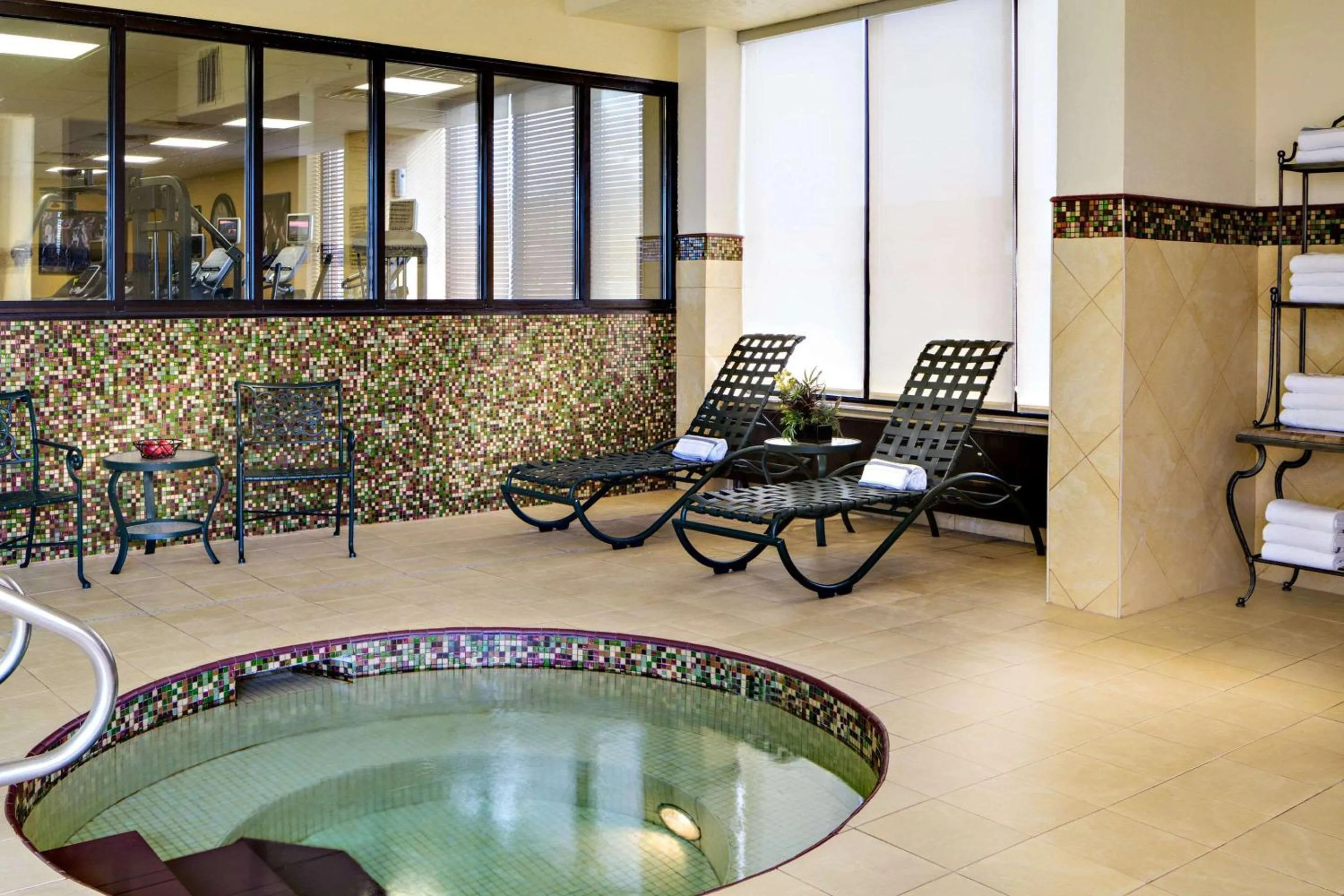 Swimming pool in Radisson Hotel Cedar Rapids