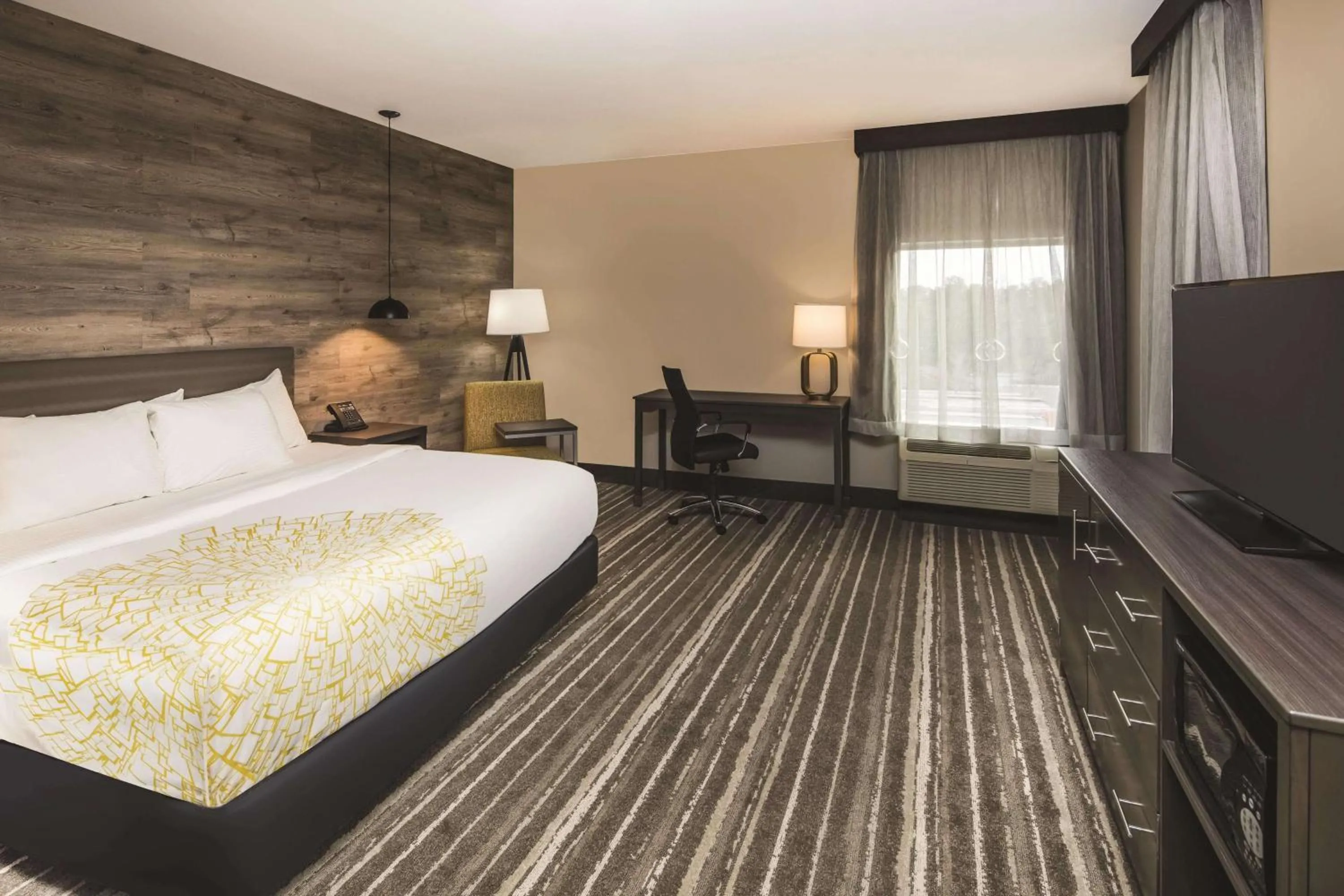 Photo of the whole room, Bed in La Quinta Inn & Suites by Wyndham Atlanta South - McDonough
