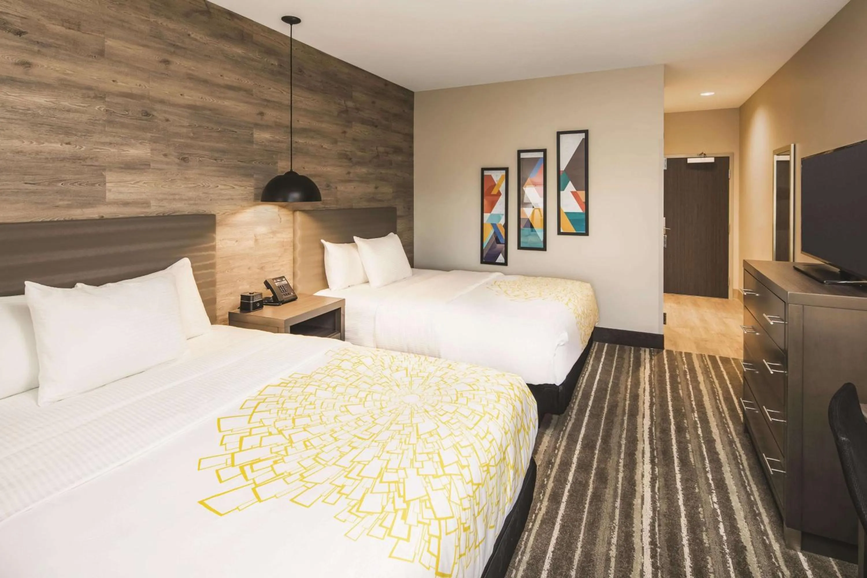 Photo of the whole room, Bed in La Quinta Inn & Suites by Wyndham Atlanta South - McDonough
