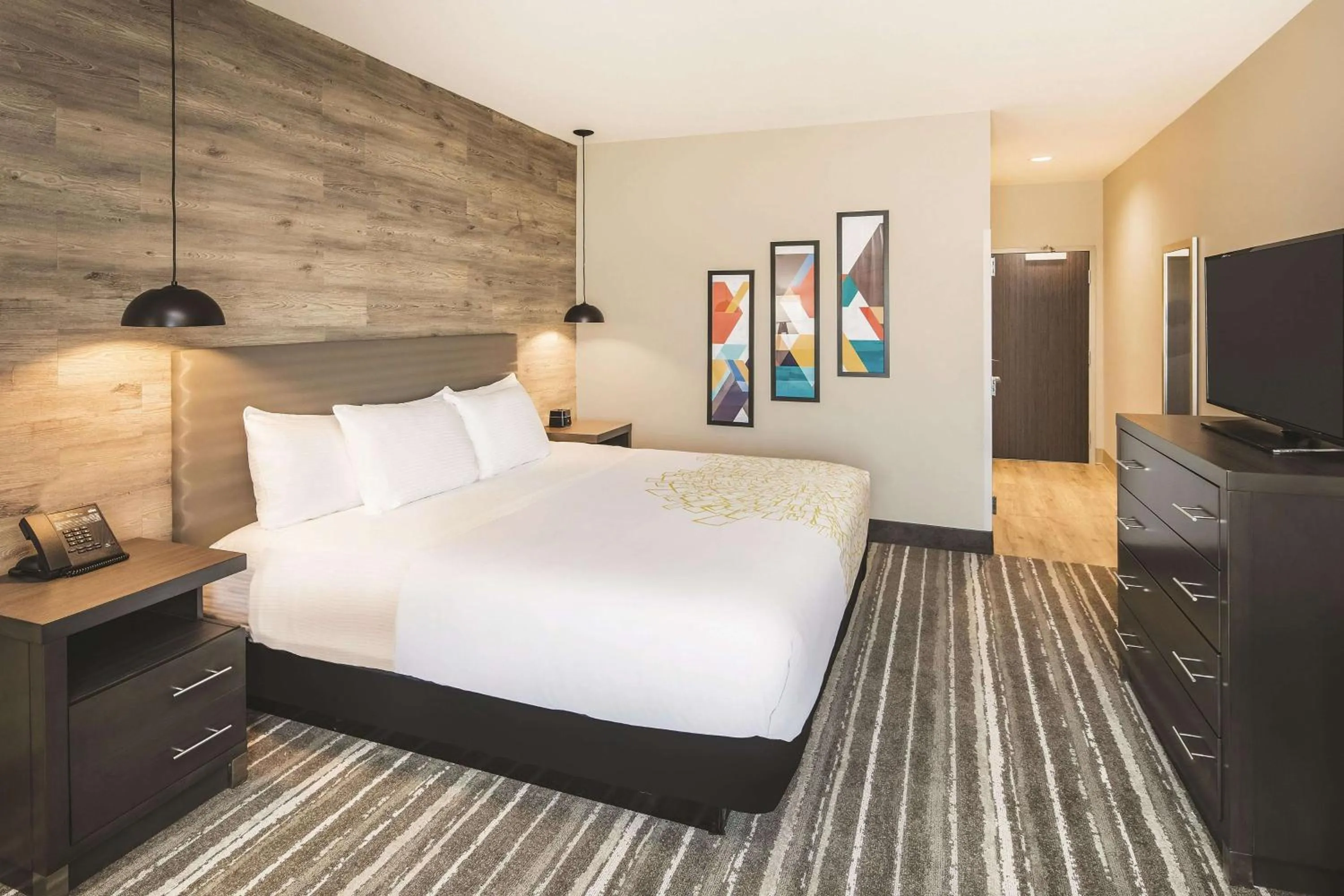 Photo of the whole room, Bed in La Quinta Inn & Suites by Wyndham Atlanta South - McDonough