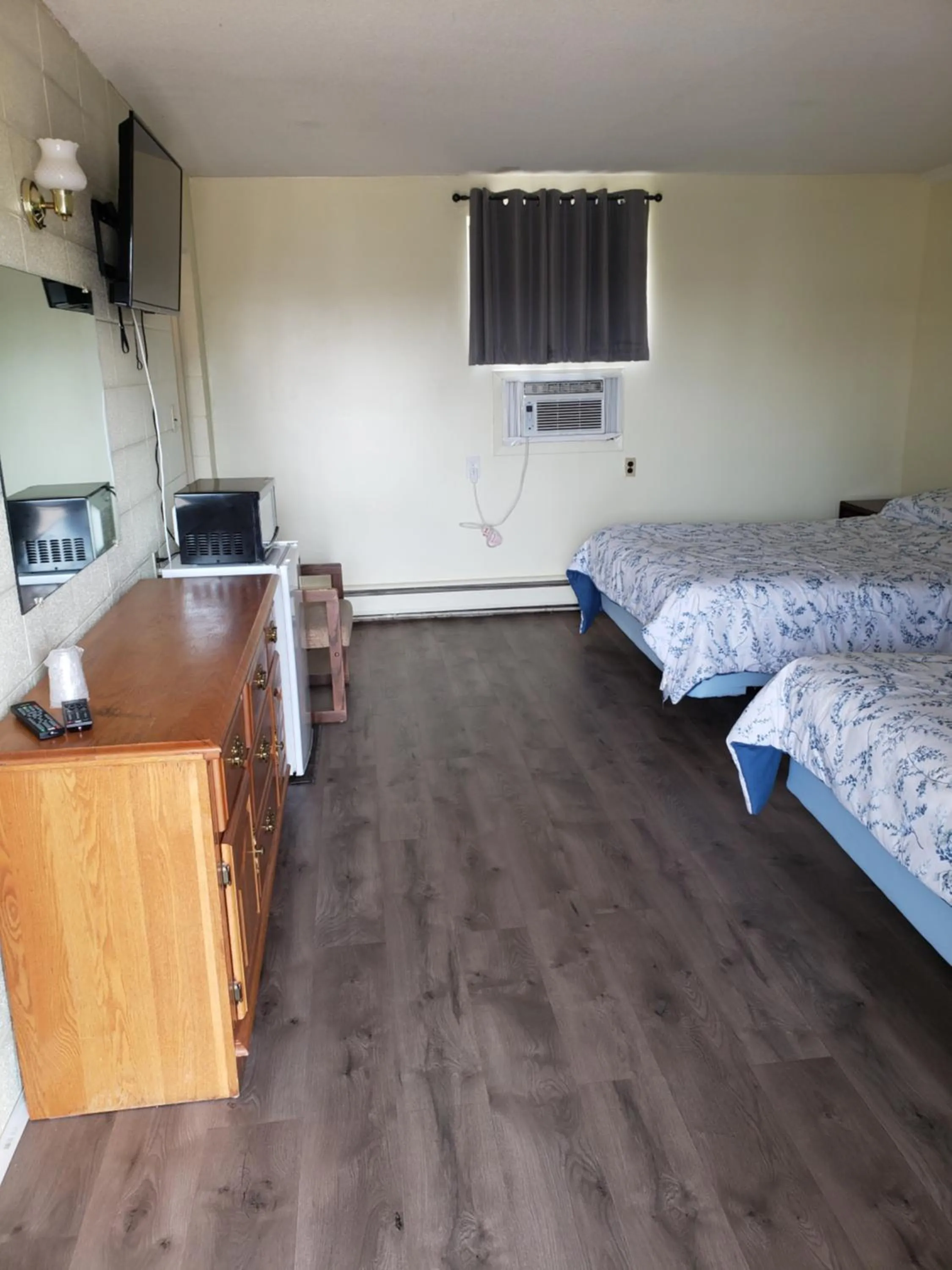 Bed in Olympia Motel