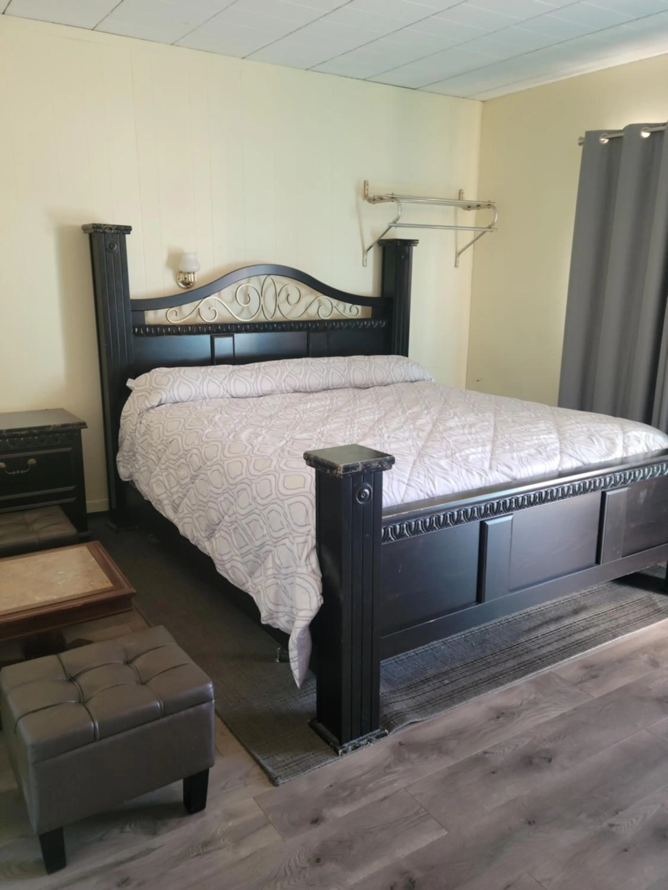 Bed in Olympia Motel