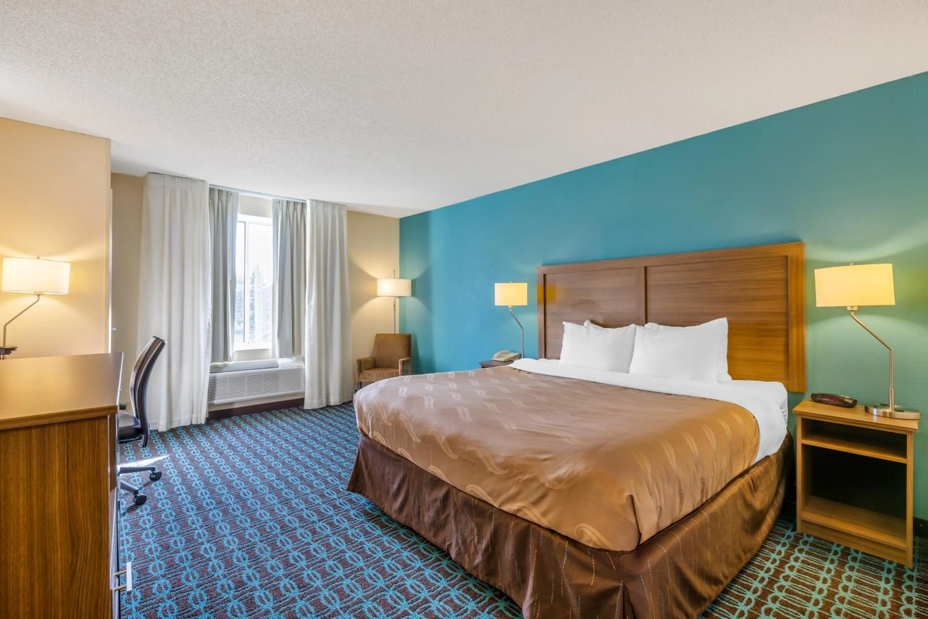 Bed in Quality Inn & Suites Sandusky