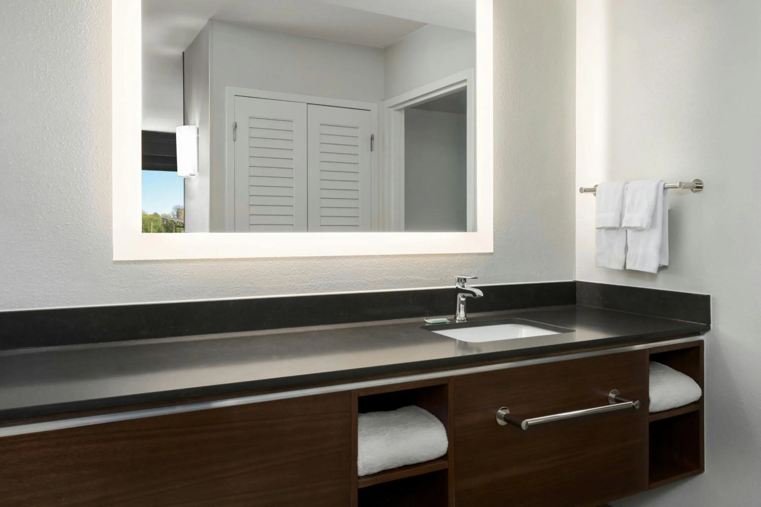 Bedroom in Courtyard by Marriott Chattanooga Downtown