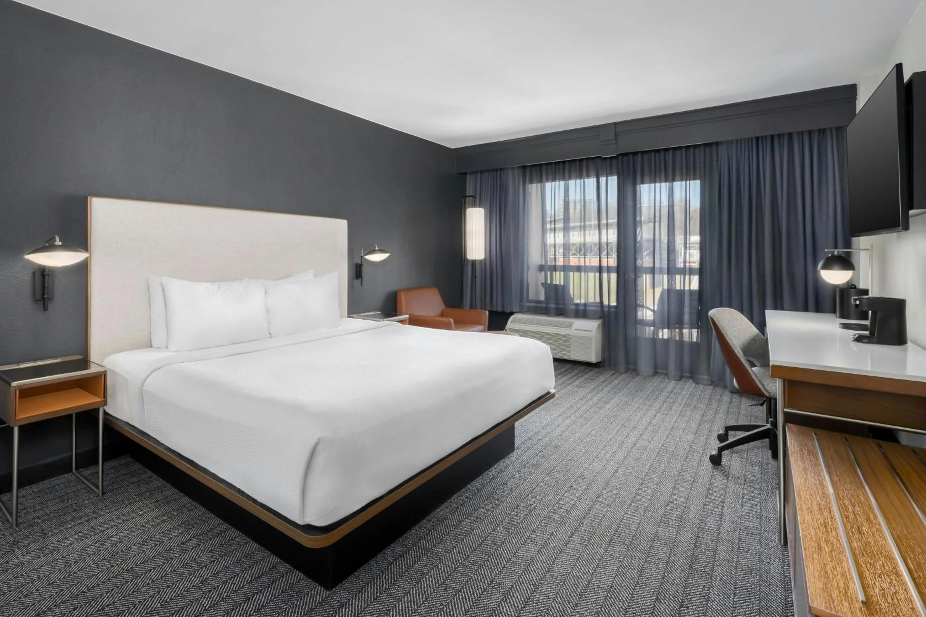 Photo of the whole room, Bed in Courtyard by Marriott Chattanooga Downtown