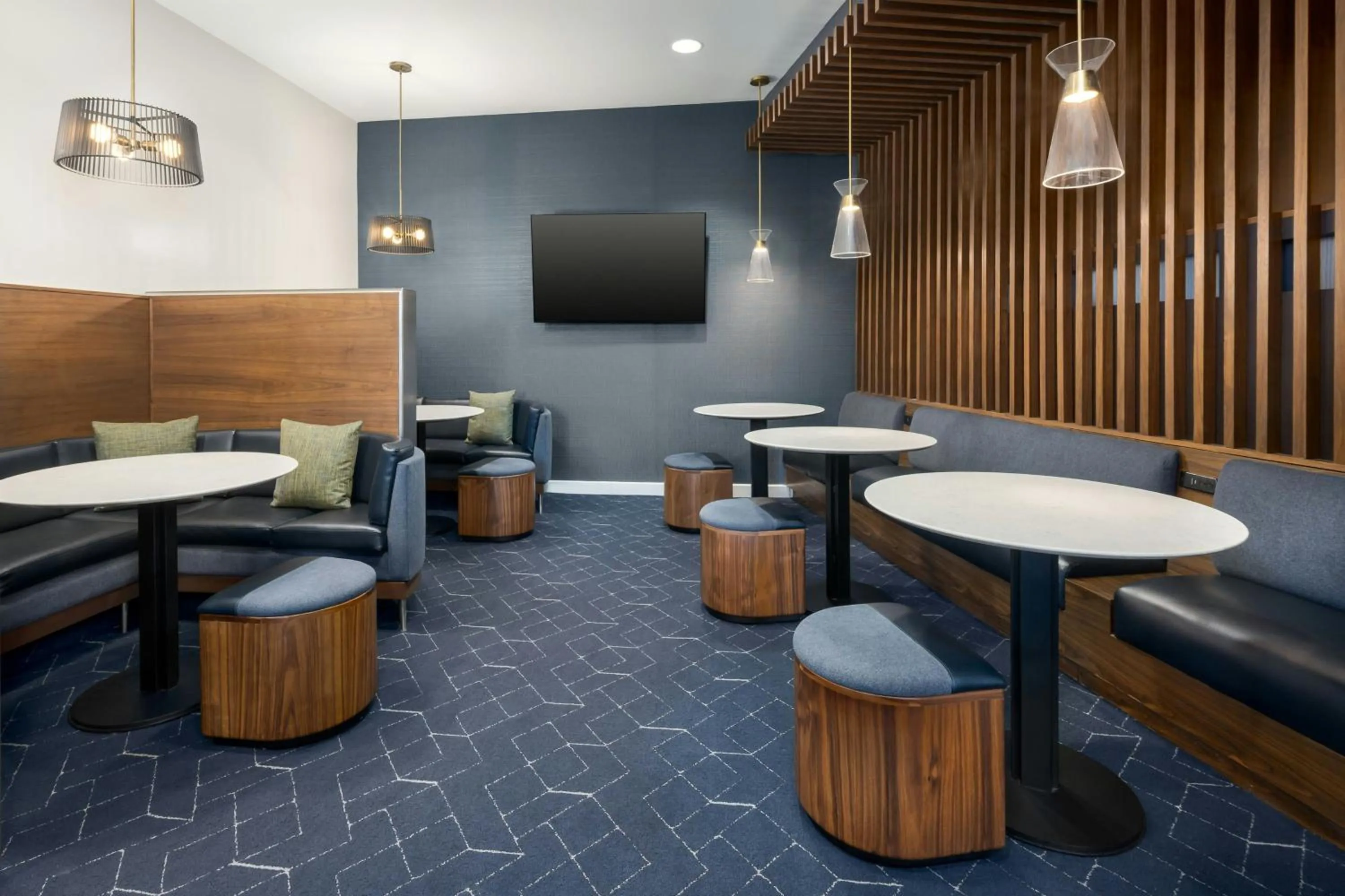 Restaurant/places to eat in Courtyard by Marriott Chattanooga Downtown