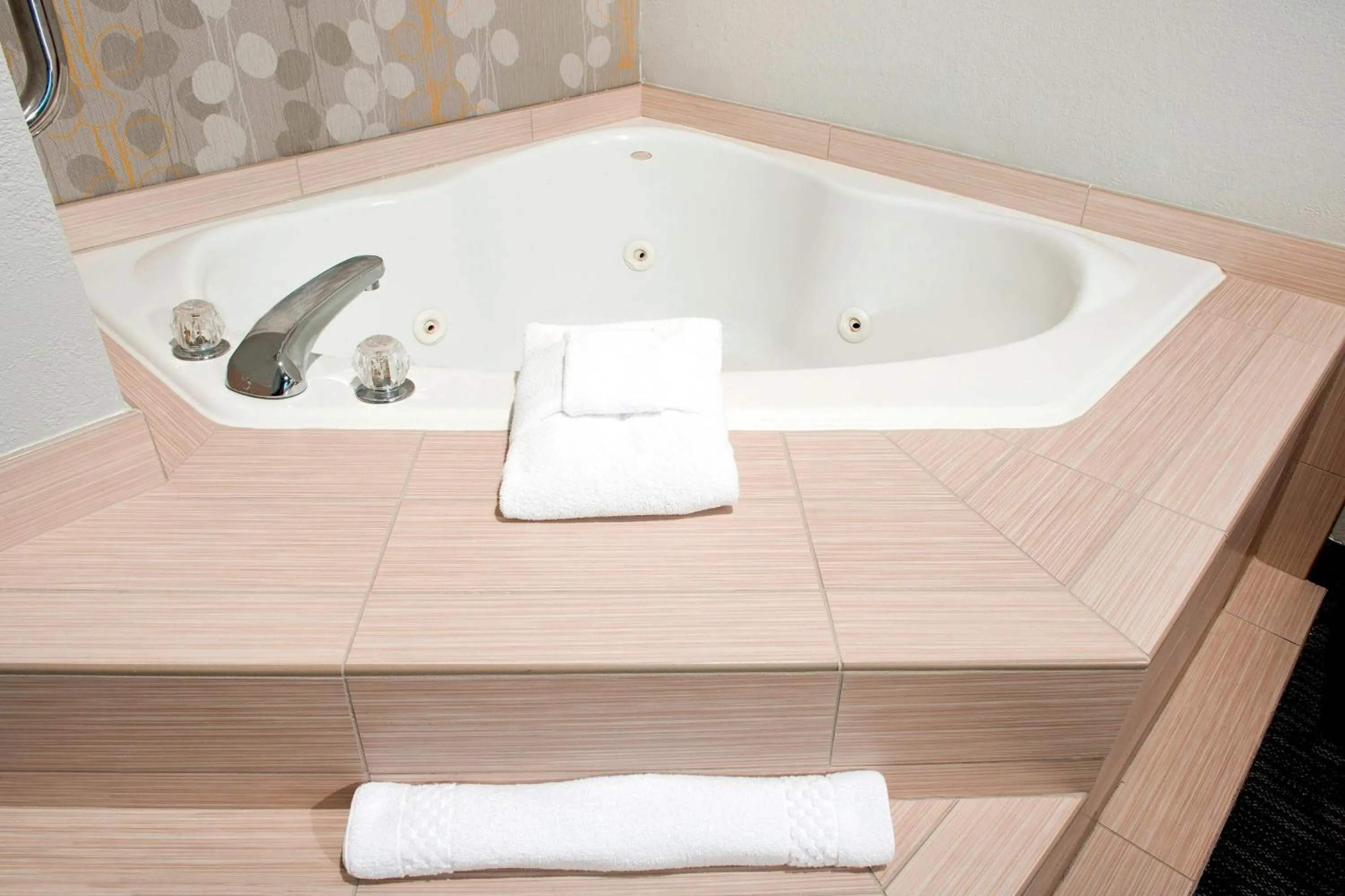 Swimming pool in Courtyard by Marriott Charlotte Ballantyne