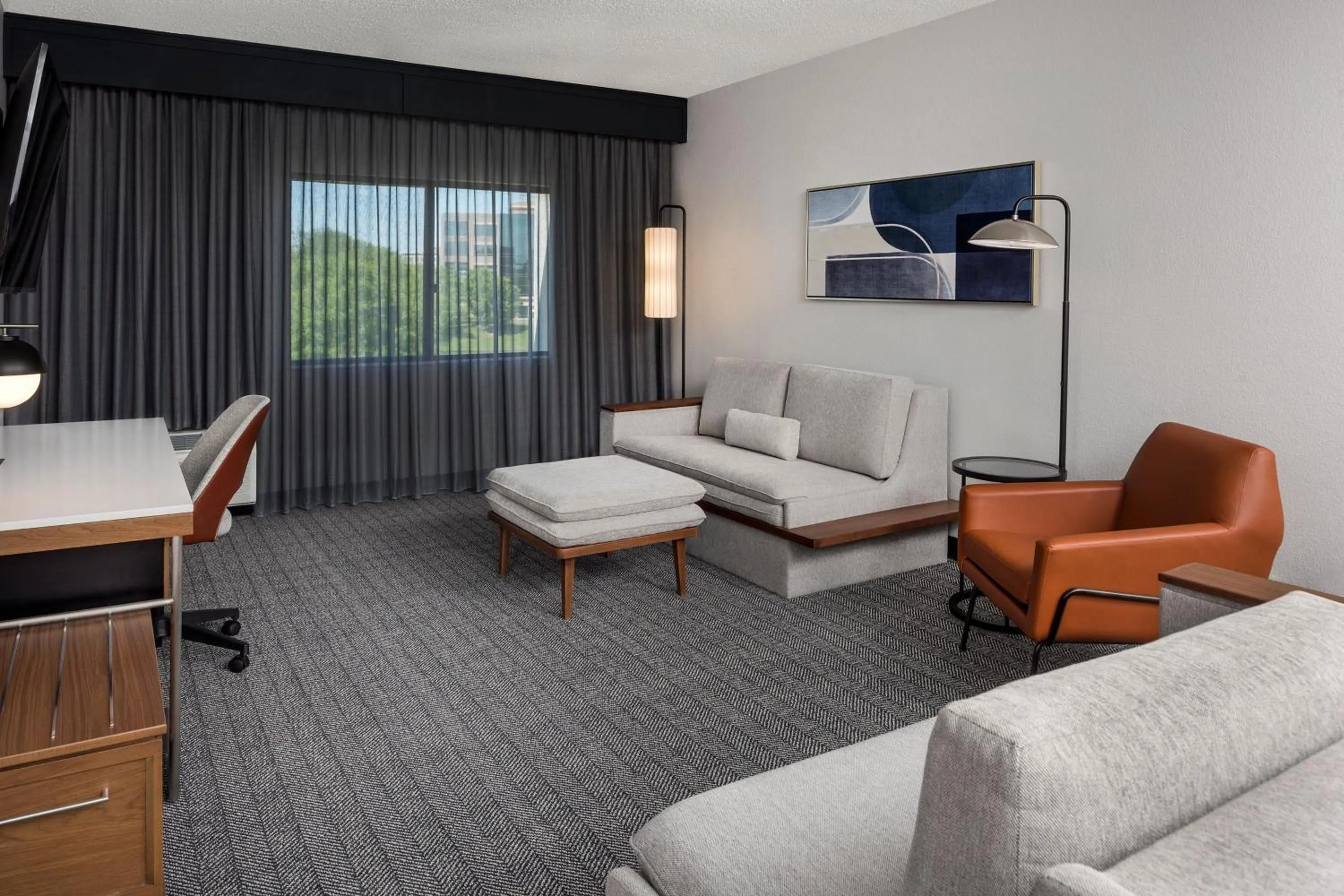 Living room in Courtyard by Marriott Charlotte Ballantyne