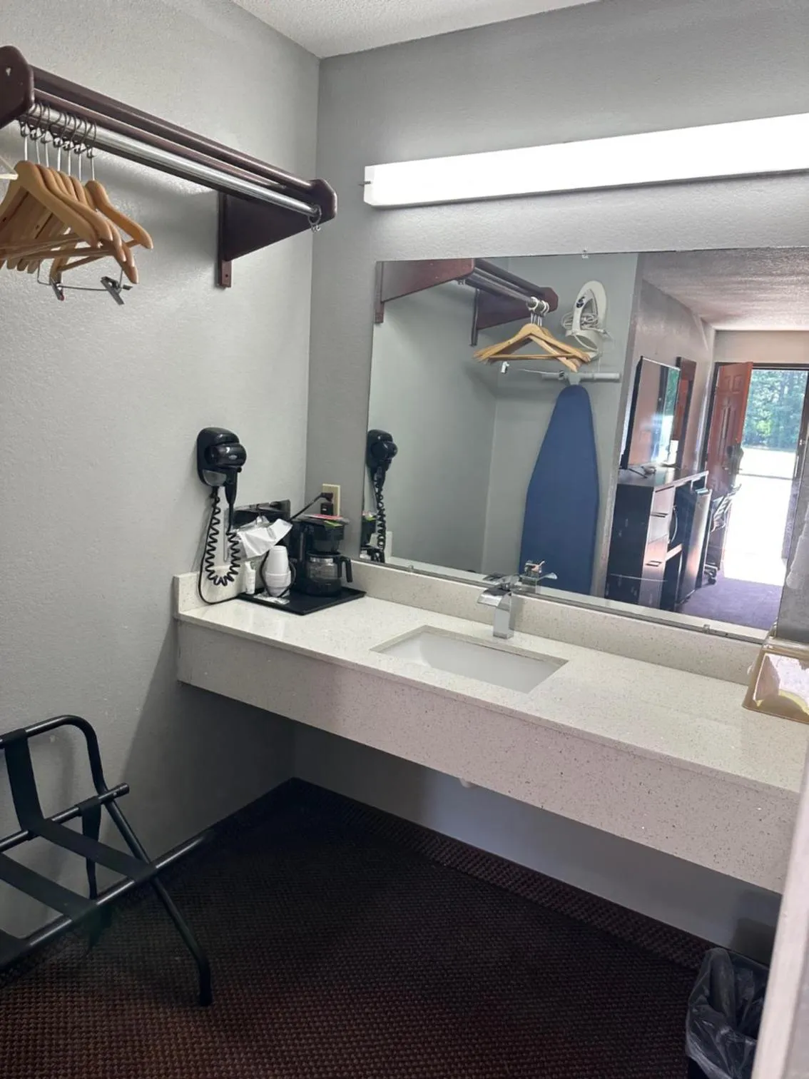 Clairmont Inn & Suites - Warren