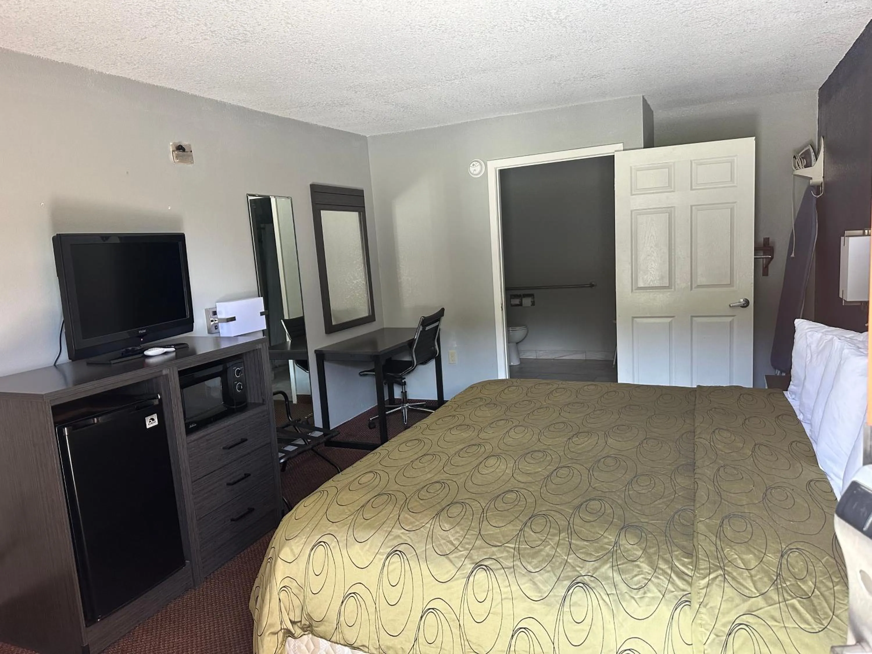 Clairmont Inn & Suites - Warren