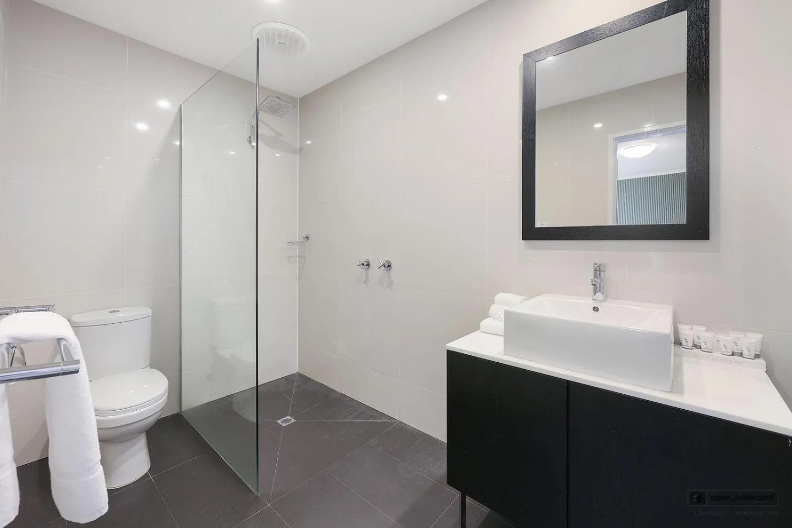 Bathroom in Mid City Motel Warrnambool