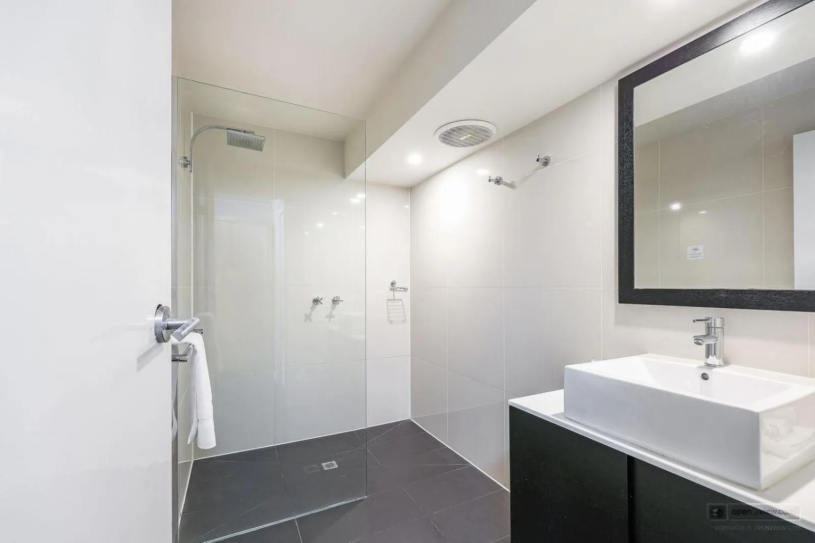 Bathroom in Mid City Motel Warrnambool